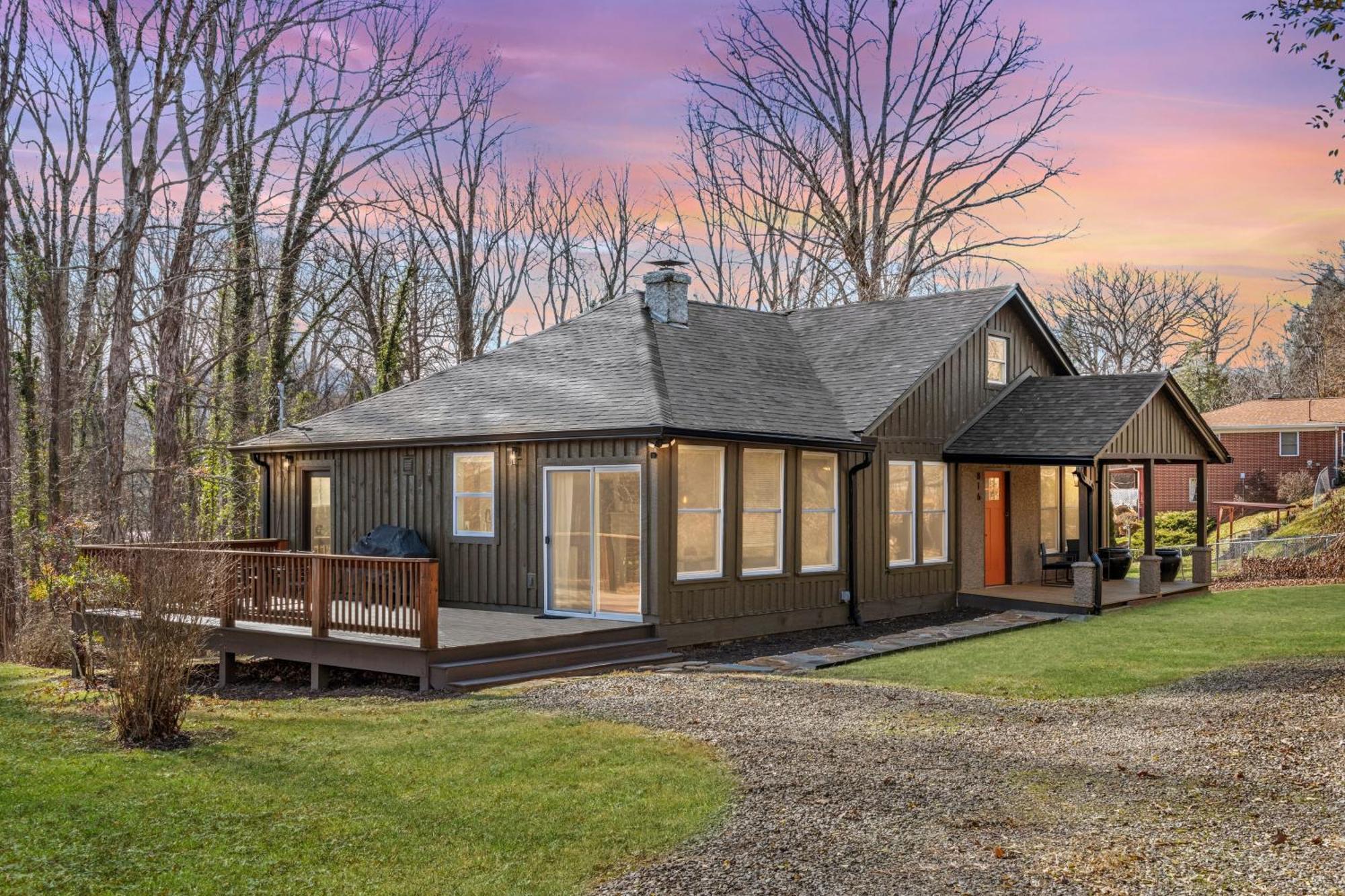 Holiday home Sage By Avantstay 15 Min To Downtown Deck Asheville