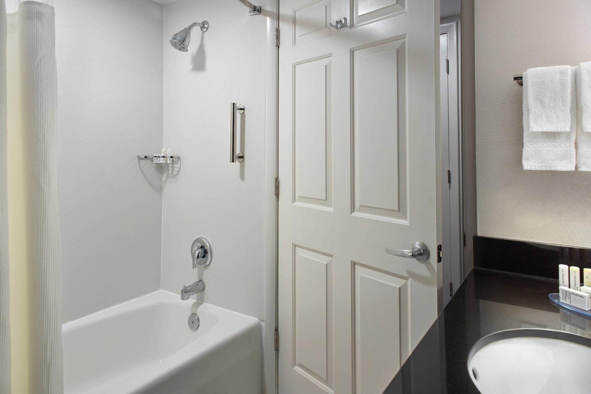 Fairfield By Marriott & Outlets 3*