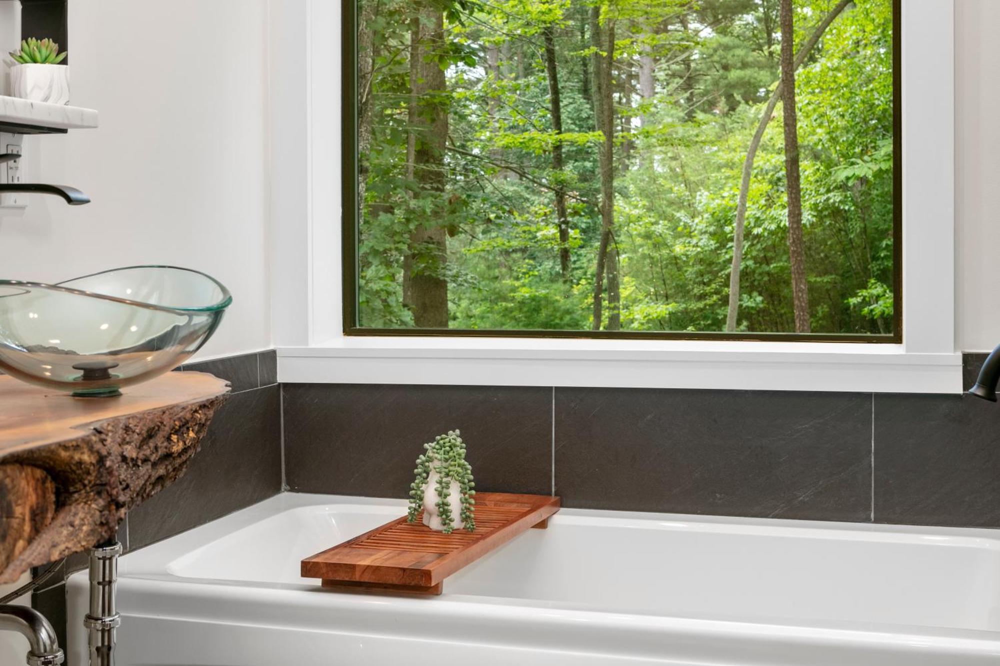 New, 2 Miles To Downtown, Luxury, Hot Tub, Fire Pit, Secluded Serenity Of The Blue Ridge Mountains Holiday home