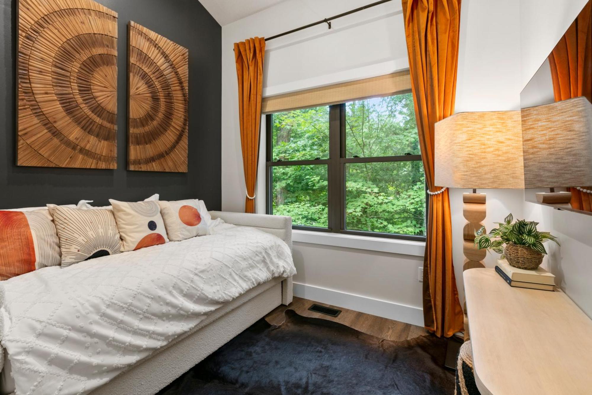 New, 2 Miles To Downtown, Luxury, Hot Tub, Fire Pit, Secluded Serenity Of The Blue Ridge Mountains