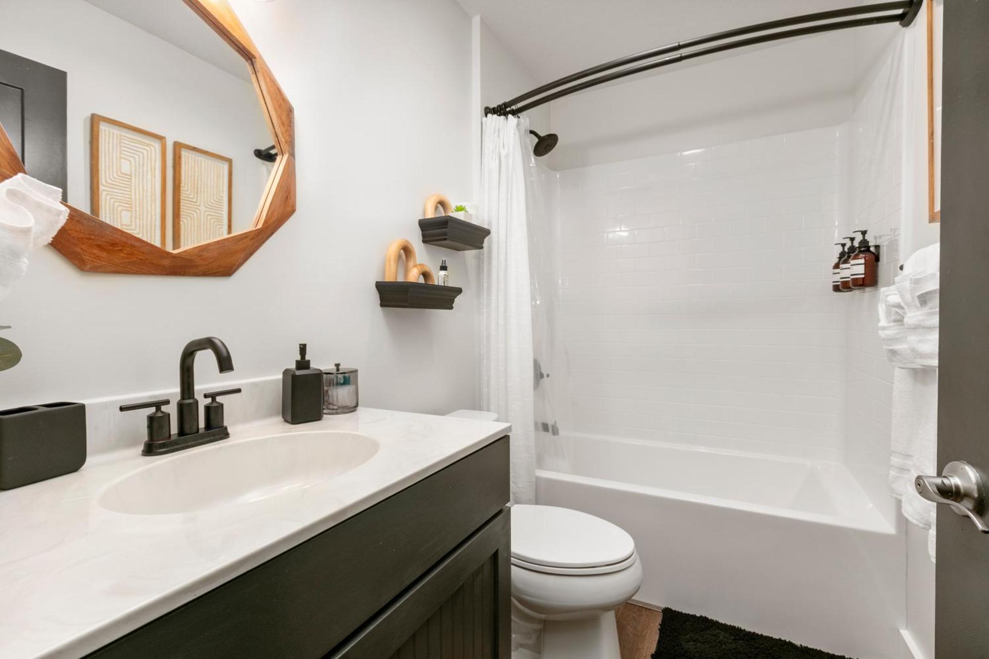 New, 2 Miles To Downtown, Luxury, Hot Tub, Fire Pit, Secluded Serenity Of The Blue Ridge Mountains * Asheville