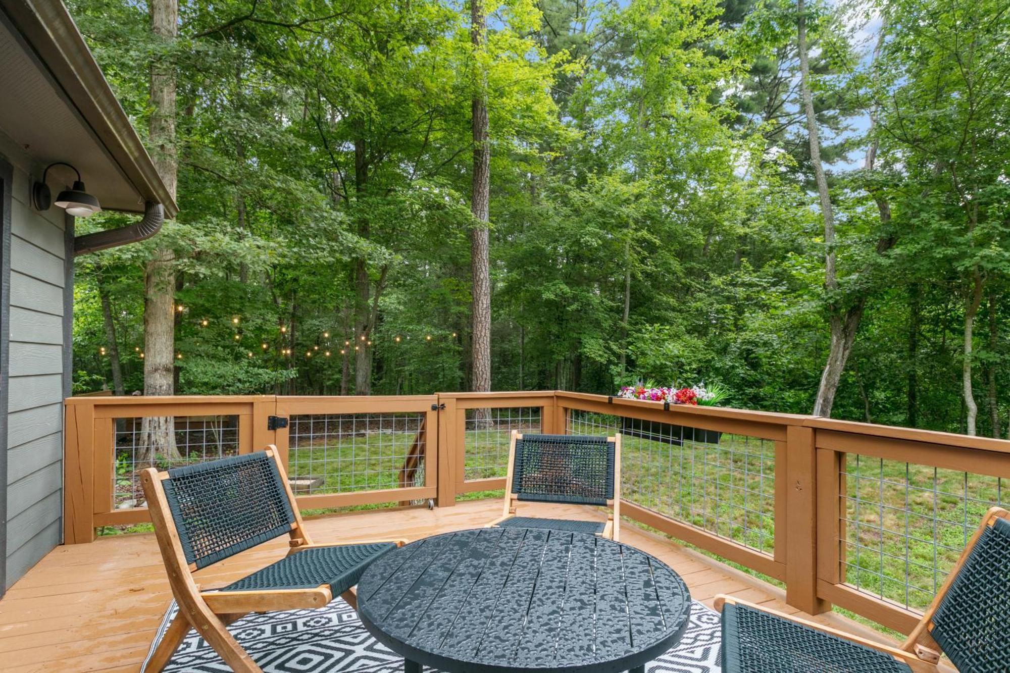 New, 2 Miles To Downtown, Luxury, Hot Tub, Fire Pit, Secluded Serenity Of The Blue Ridge Mountains Holiday home