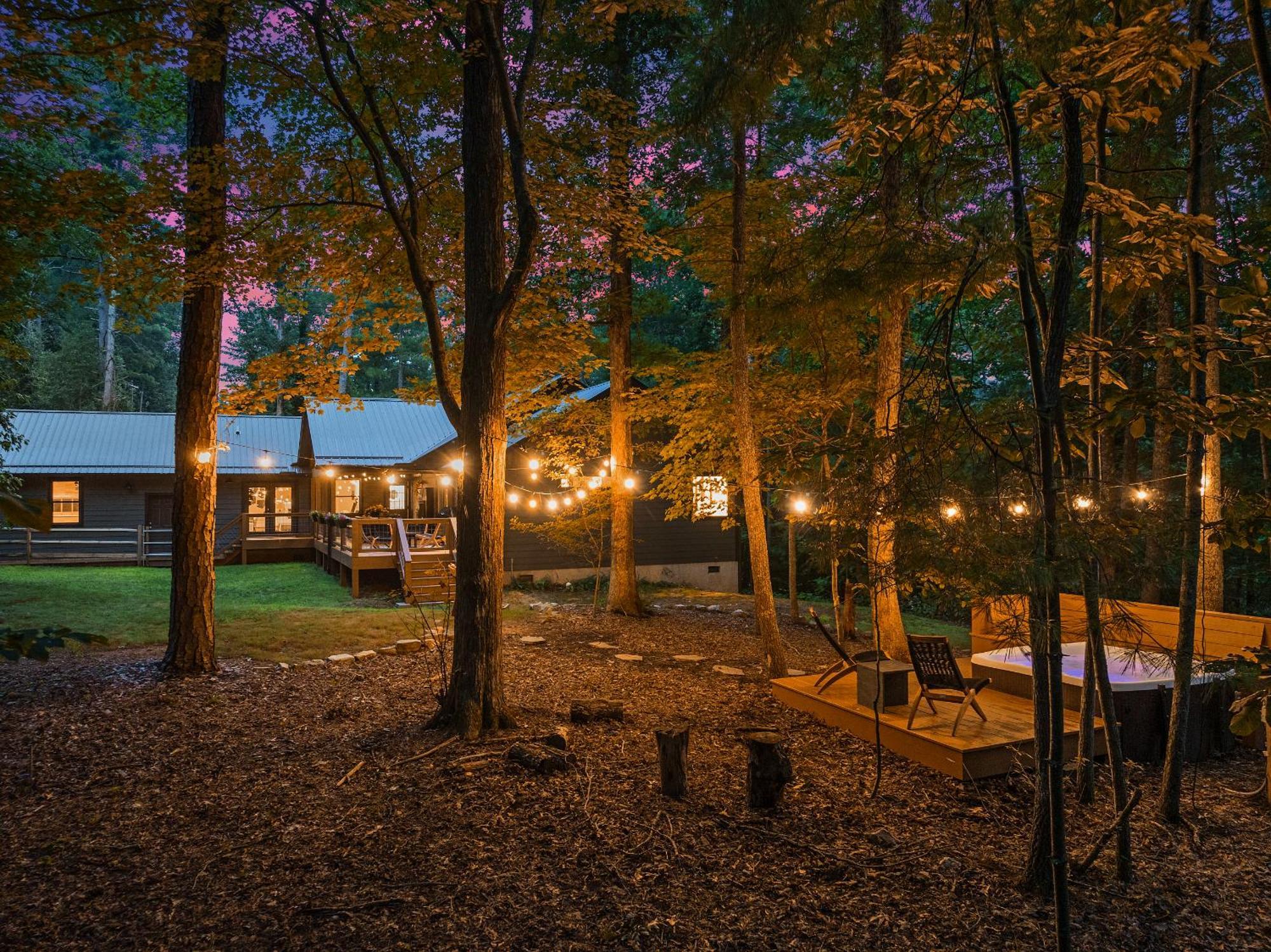 New, 2 Miles To Downtown, Luxury, Hot Tub, Fire Pit, Secluded Serenity Of The Blue Ridge Mountains *