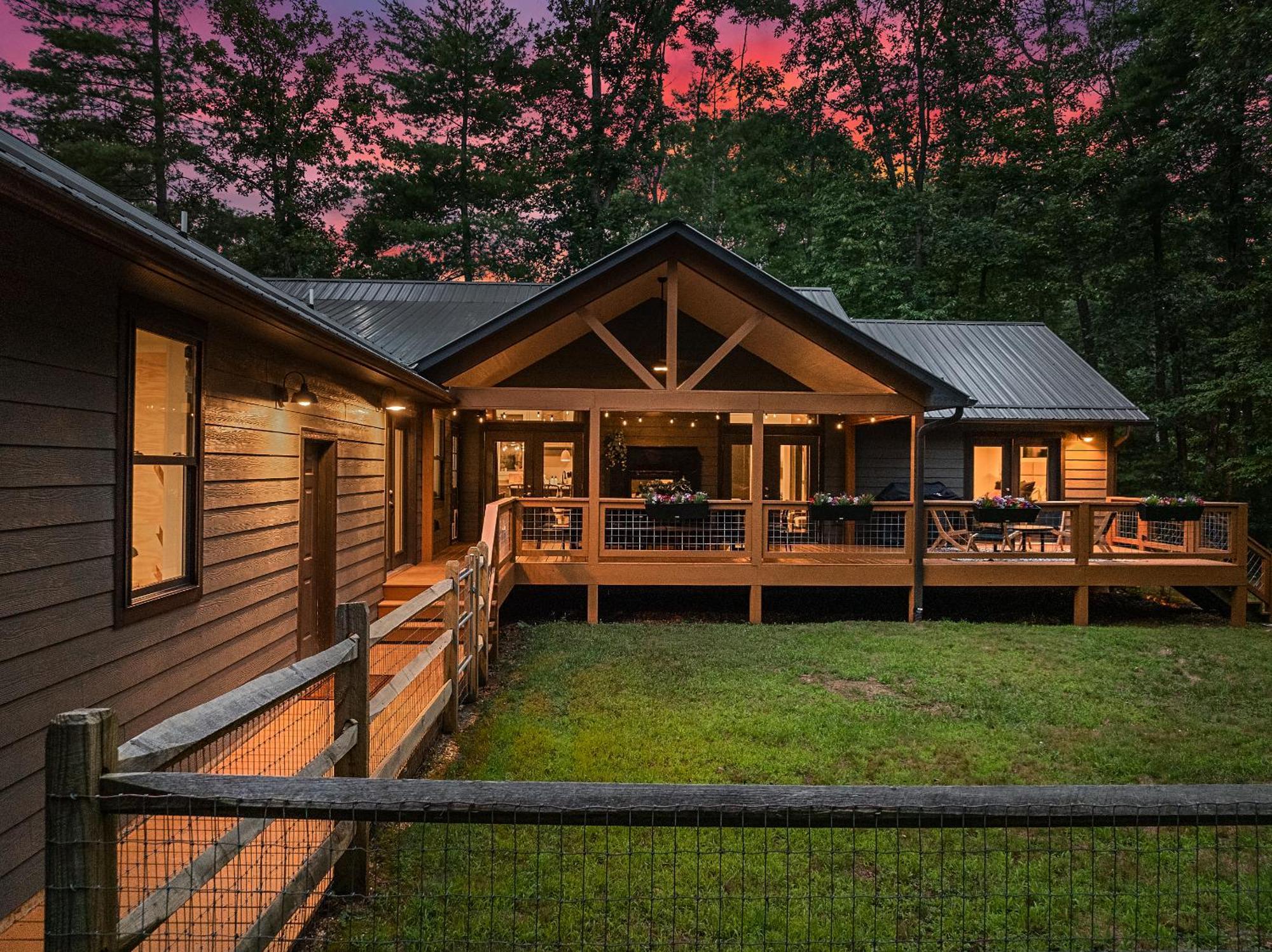 New, 2 Miles To Downtown, Luxury, Hot Tub, Fire Pit, Secluded Serenity Of The Blue Ridge Mountains Holiday home Asheville