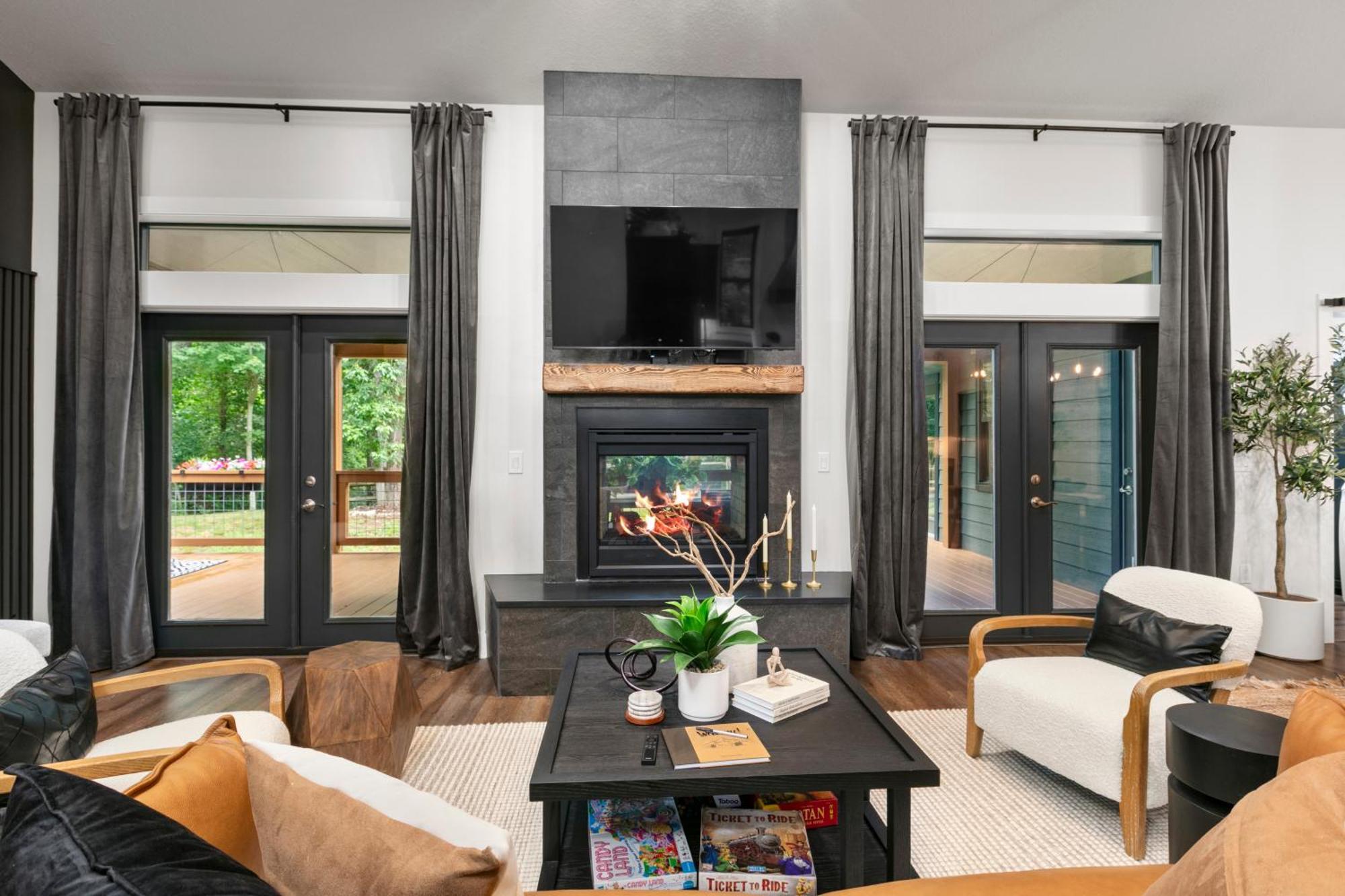 New, 2 Miles To Downtown, Luxury, Hot Tub, Fire Pit, Secluded Serenity Of The Blue Ridge Mountains Holiday home