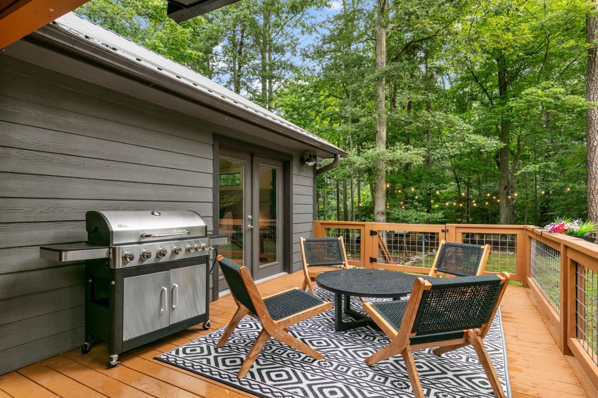 New, 2 Miles To Downtown, Luxury, Hot Tub, Fire Pit, Secluded Serenity Of The Blue Ridge Mountains Holiday home Asheville