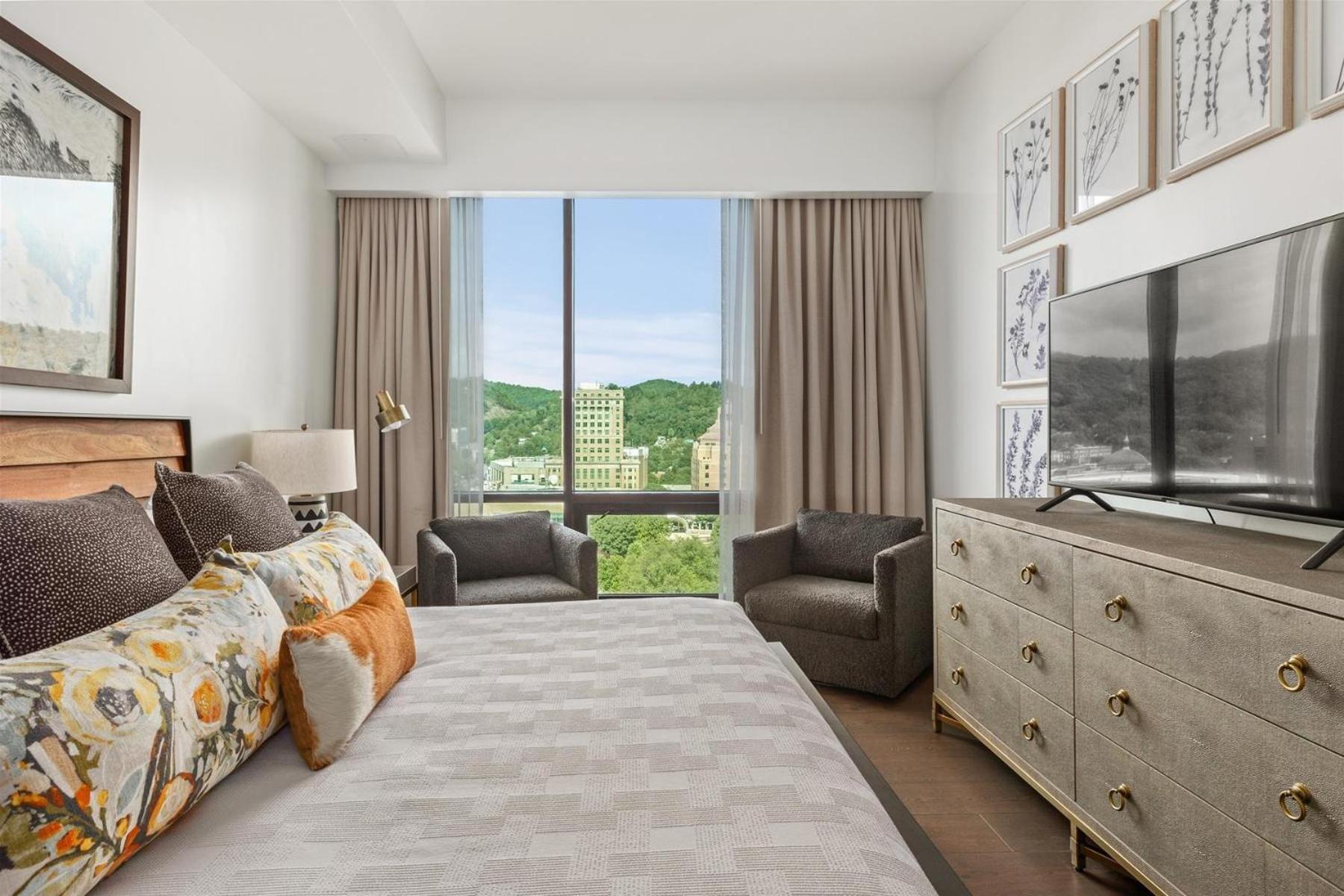 The Views Over Pack Square Park: Luxury Downtown Arras * Asheville