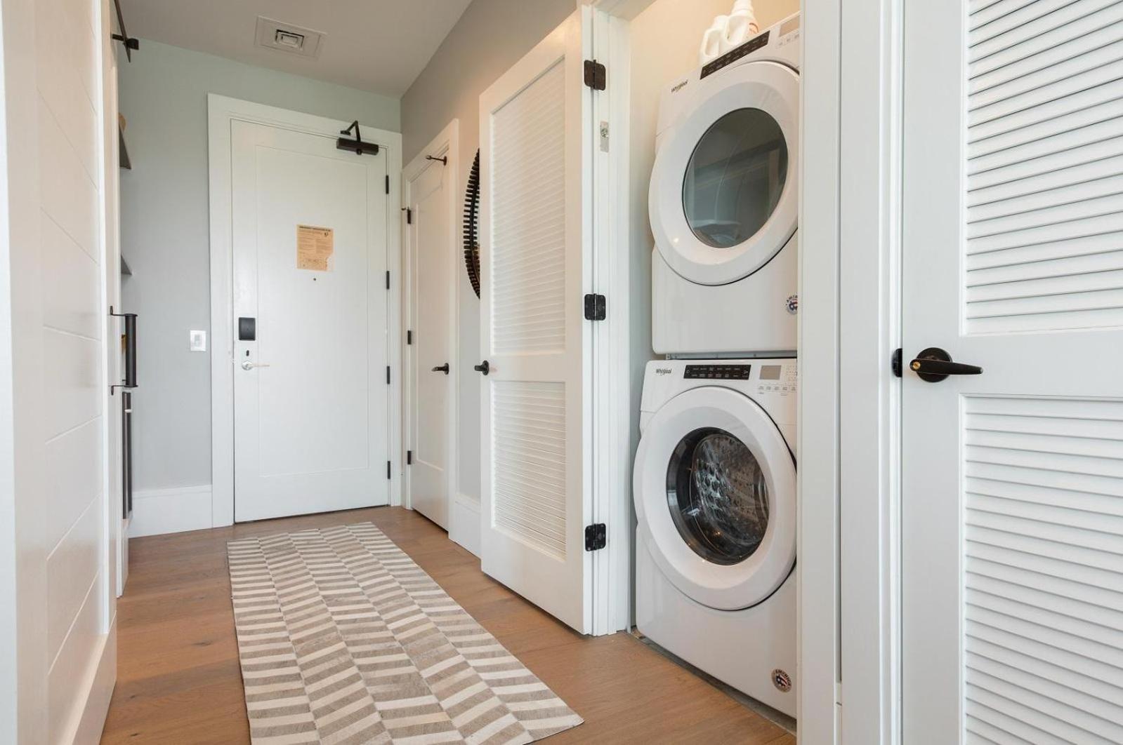 Arras Vacation Rentals: Luxury Downtown With Pack Square Views Apartment