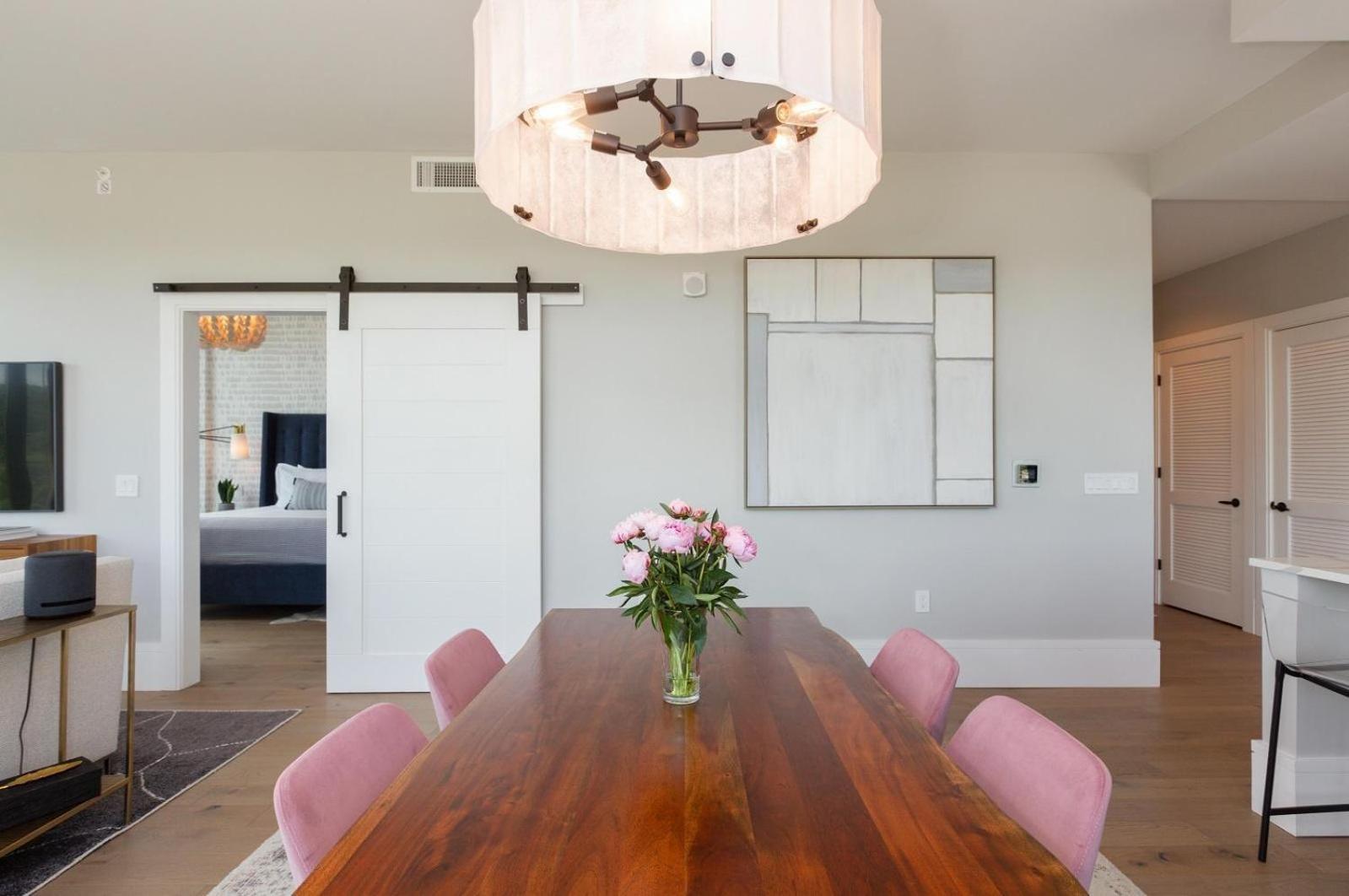 Arras Vacation Rentals: Luxury Downtown With Pack Square Views Apartment