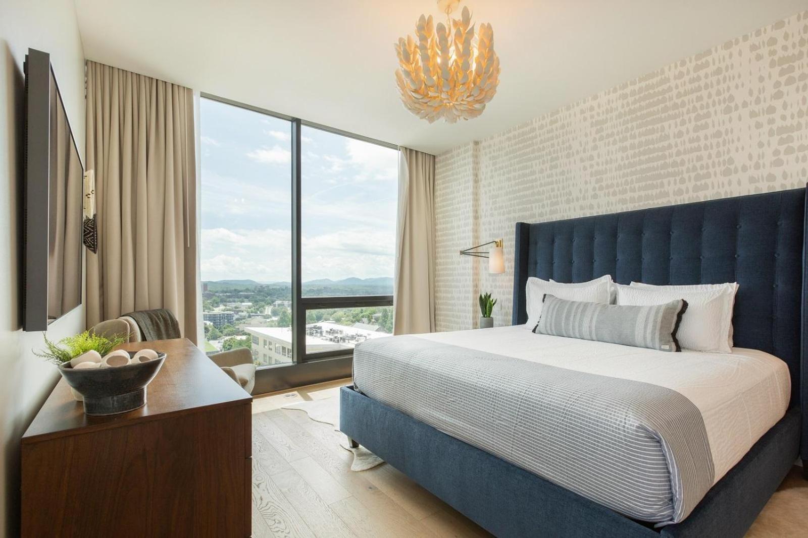 Arras Vacation Rentals: Luxury Downtown With Pack Square Views Apartment *