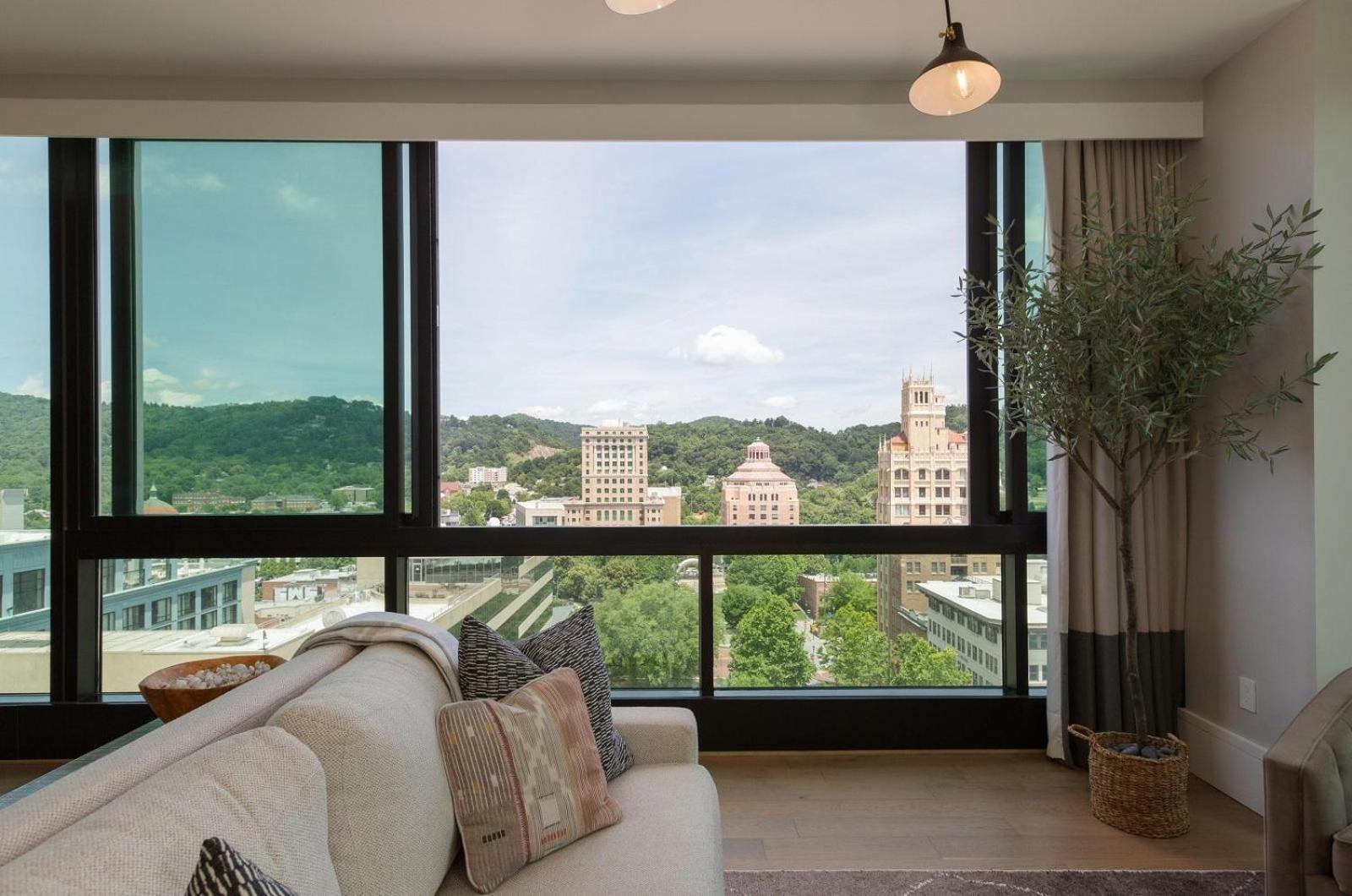 Arras Vacation Rentals: Luxury Downtown With Pack Square Views *