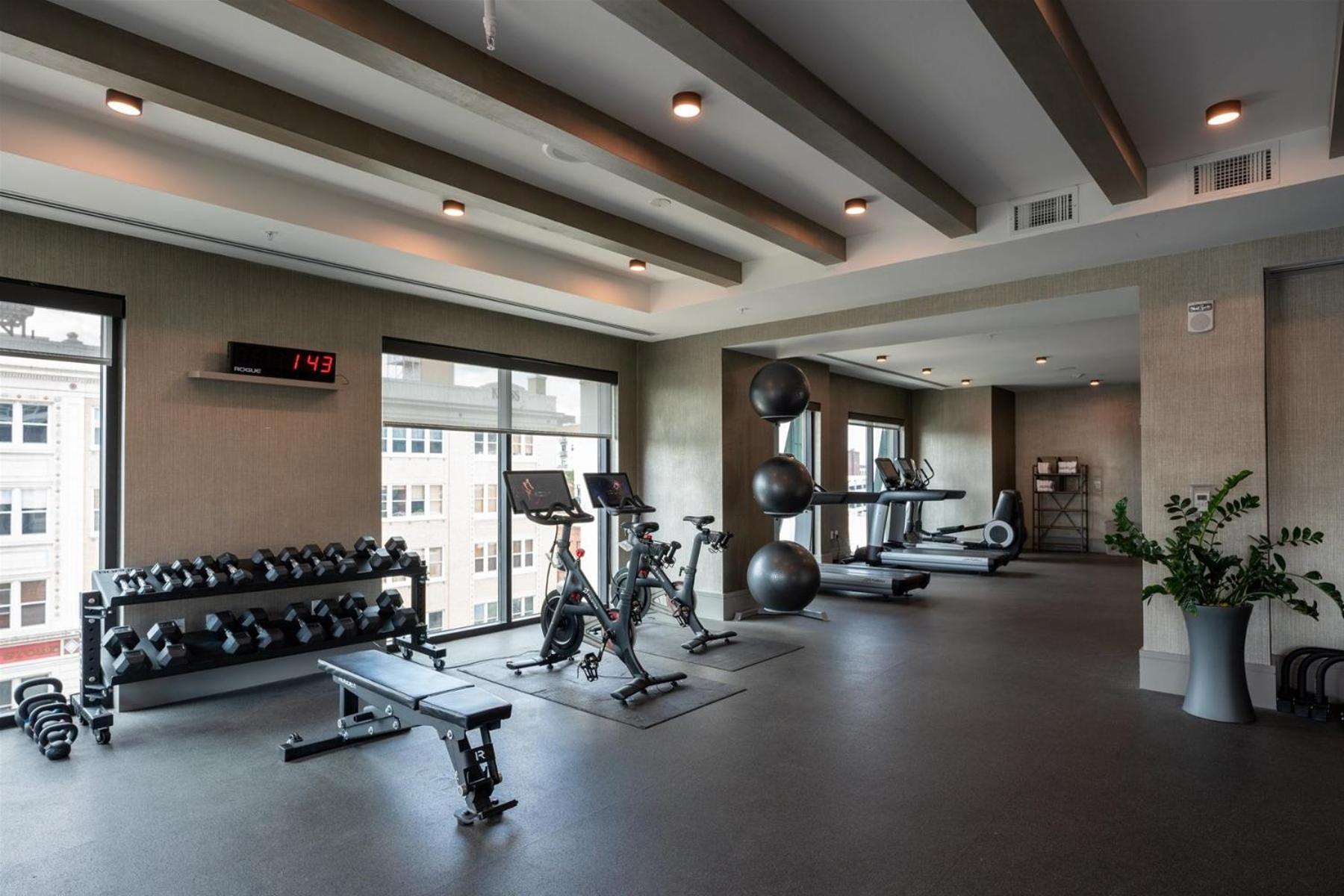 Apartment Arras Vacation Rentals: Luxury Downtown With Pack Square Views *