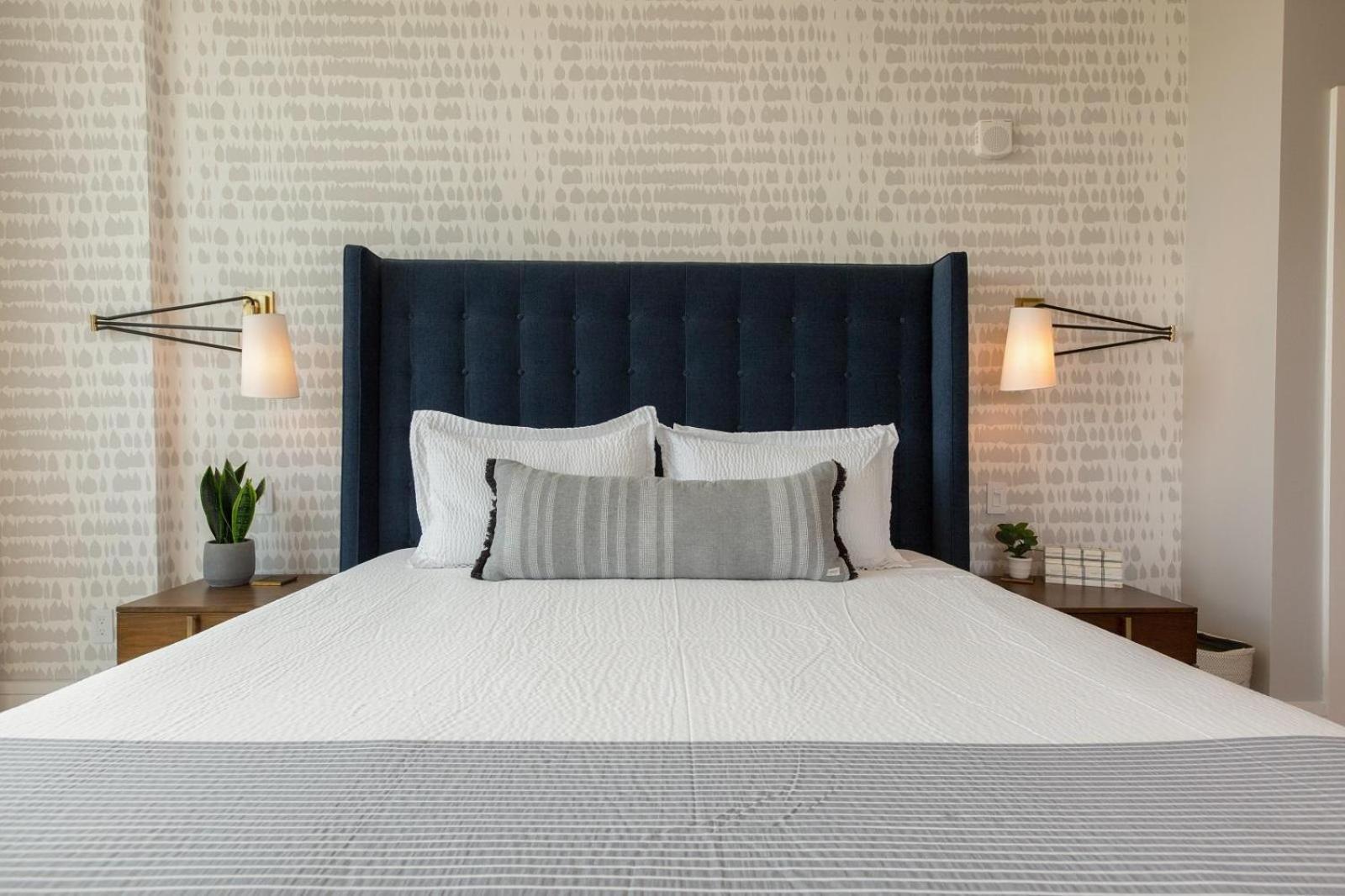 Arras Vacation Rentals: Luxury Downtown With Pack Square Views