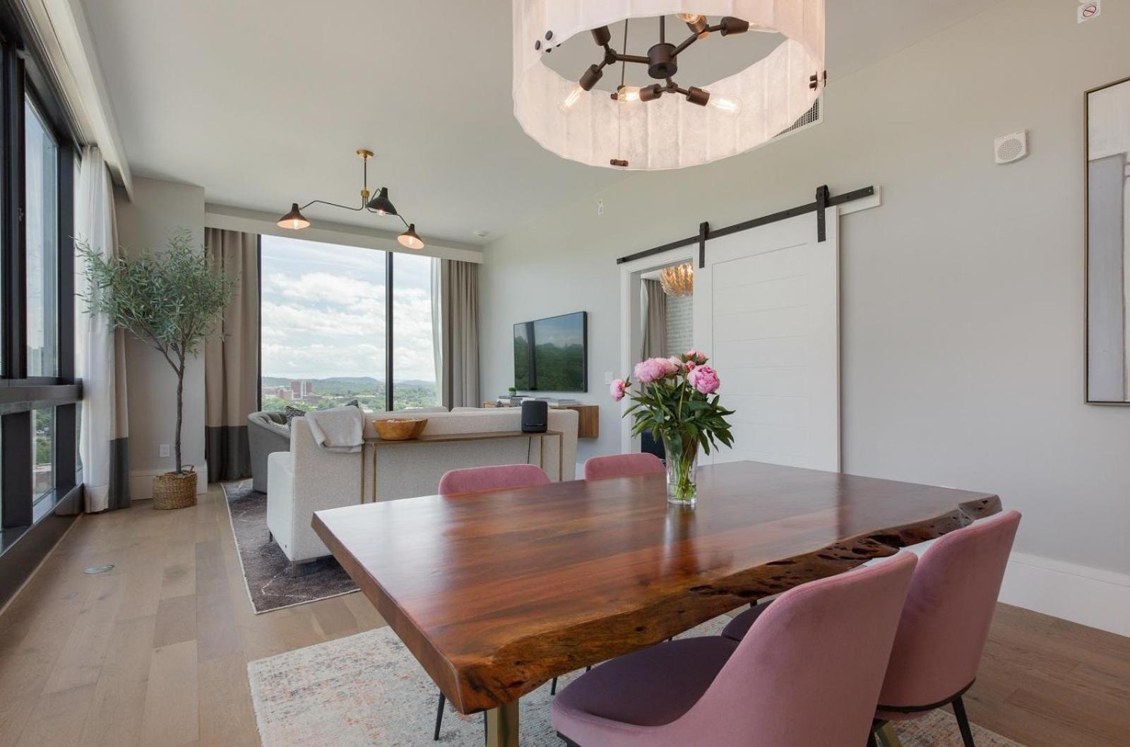 Arras Vacation Rentals: Luxury Downtown With Pack Square Views Apartment