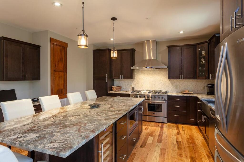 Mountain Modern, Close To Downtown Holiday home *