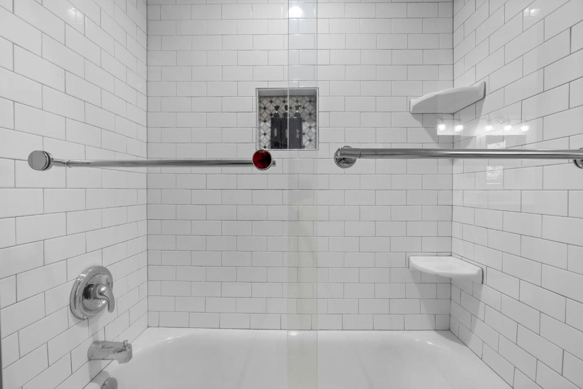 1 Bedroom 5 Min Downtown W/hot Tub & Pool! Asheville