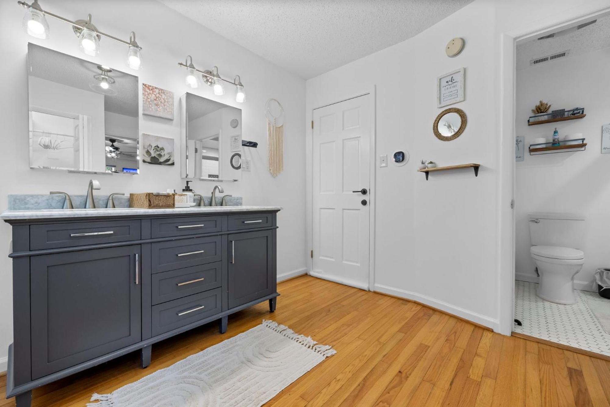 1 Bedroom 5 Min Downtown W/hot Tub & Pool! Homestay