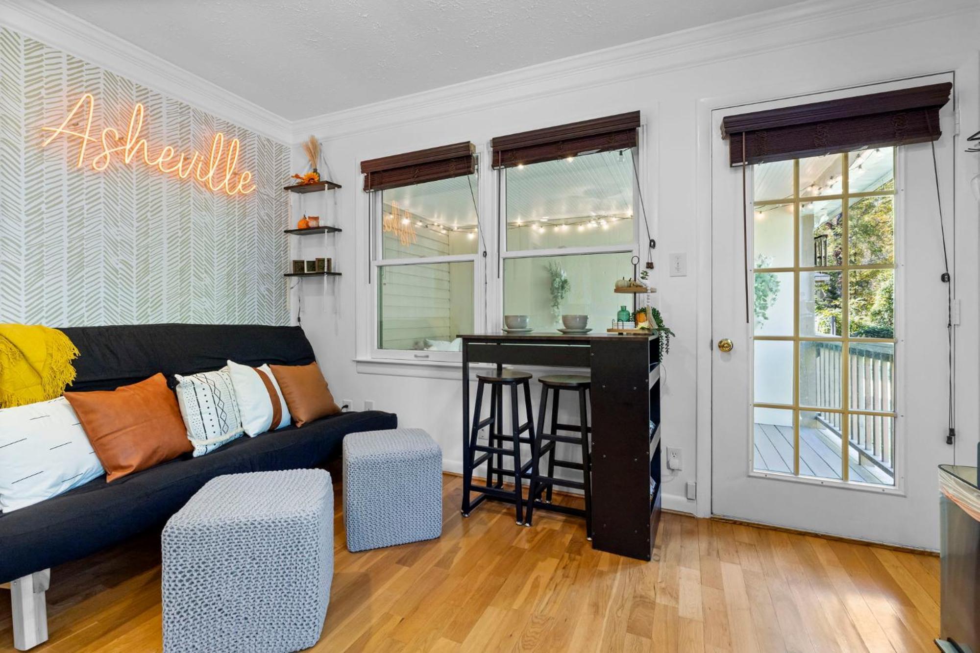 Homestay 1 Bedroom 5 Min Downtown W/hot Tub & Pool! *
