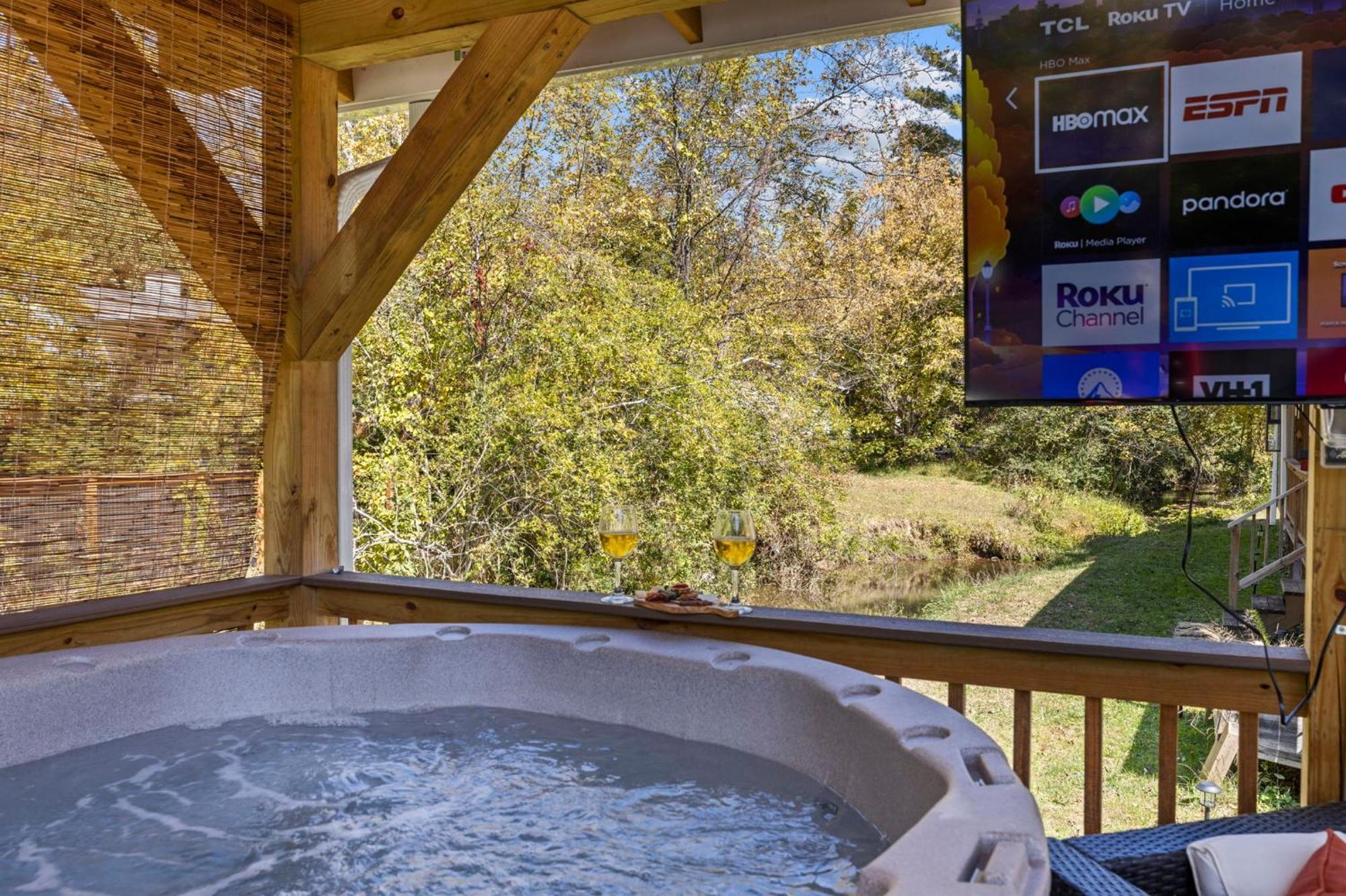 1 Bedroom 5 Min Downtown W/hot Tub & Pool! *