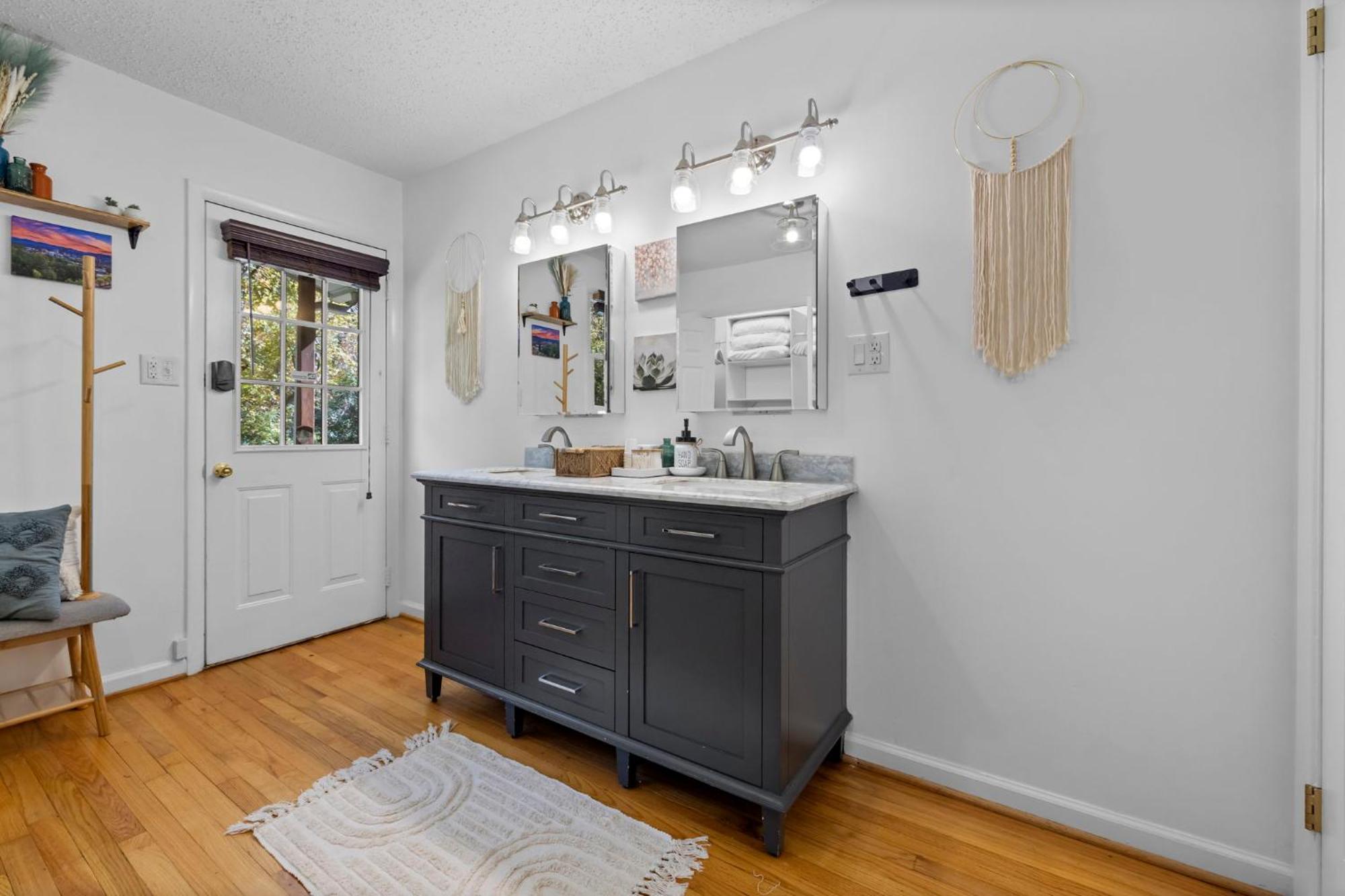1 Bedroom 5 Min Downtown W/hot Tub & Pool! Asheville