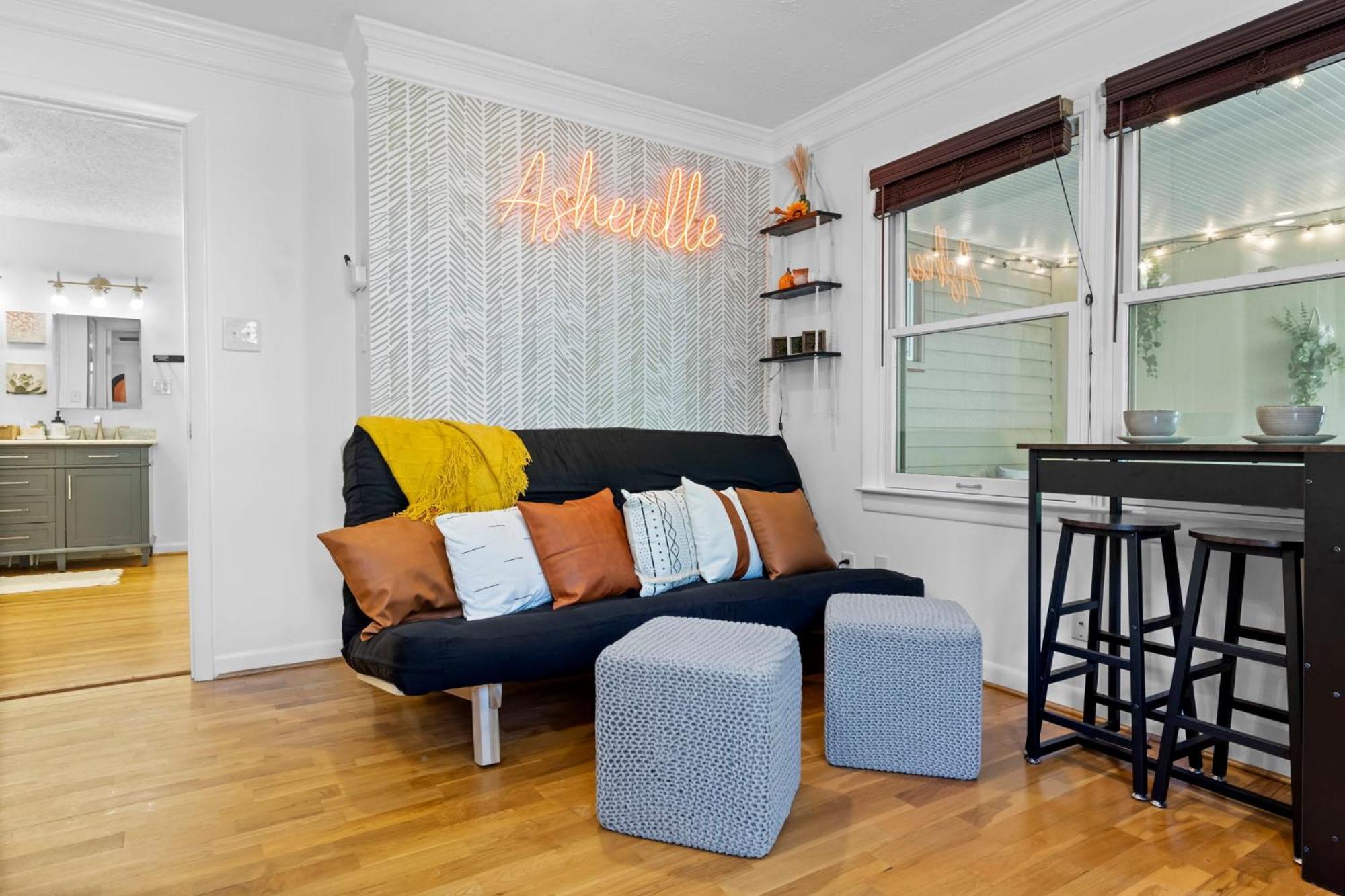 1 Bedroom 5 Min Downtown W/hot Tub & Pool! Homestay