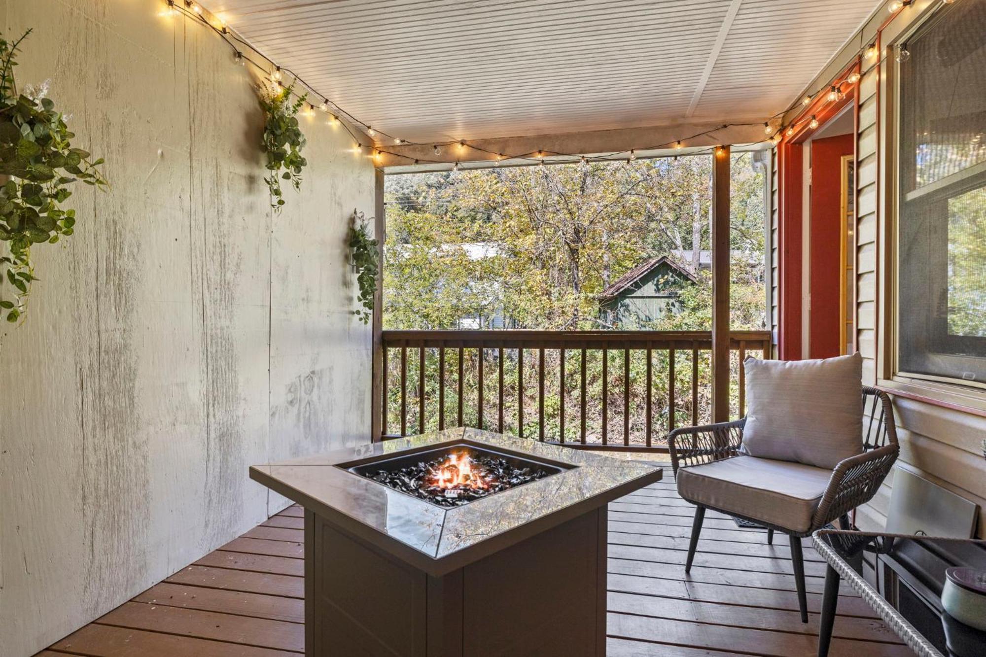 1 Bedroom 5 Min Downtown W/hot Tub & Pool!