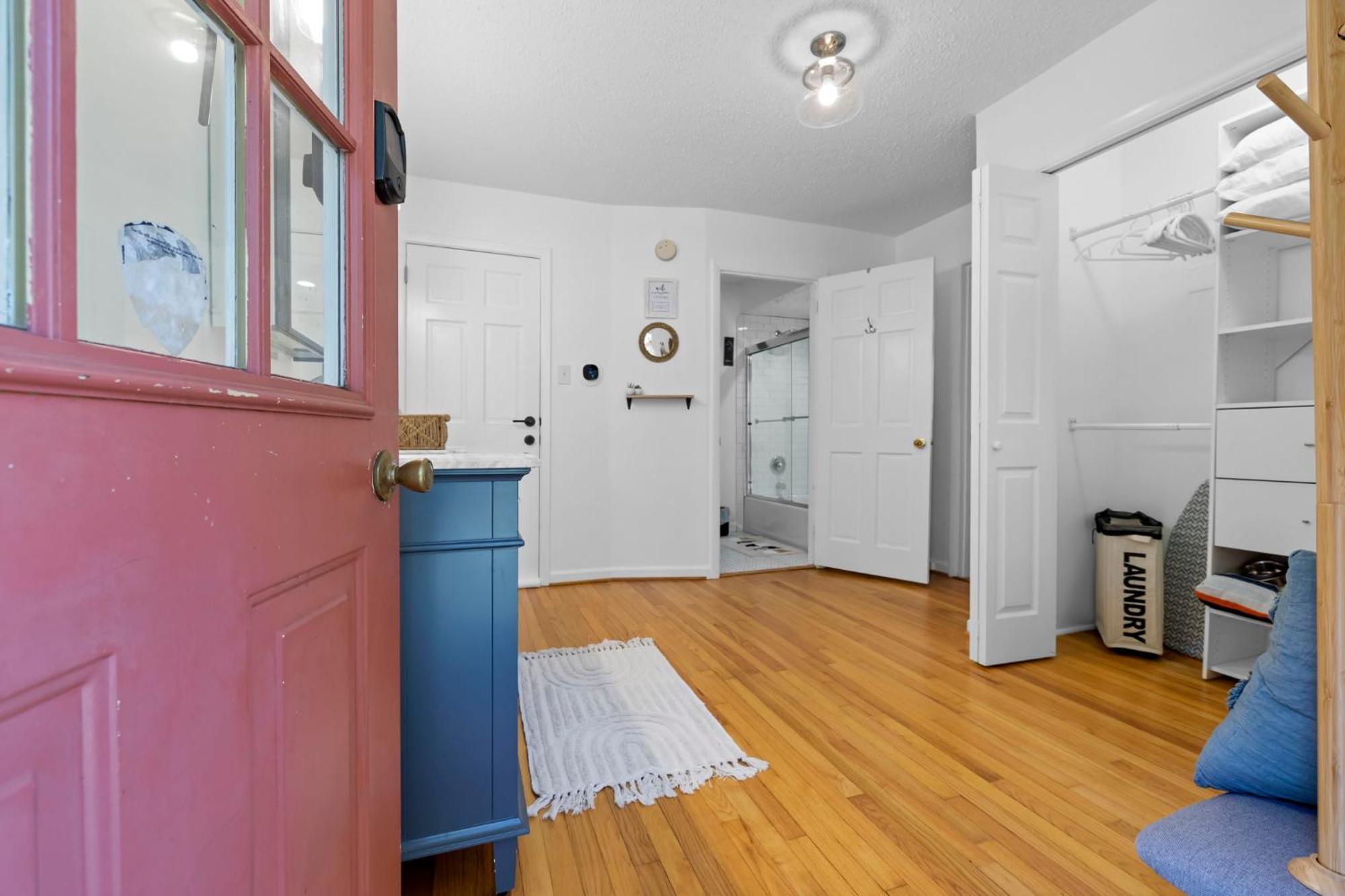 1 Bedroom 5 Min Downtown W/hot Tub & Pool! Homestay