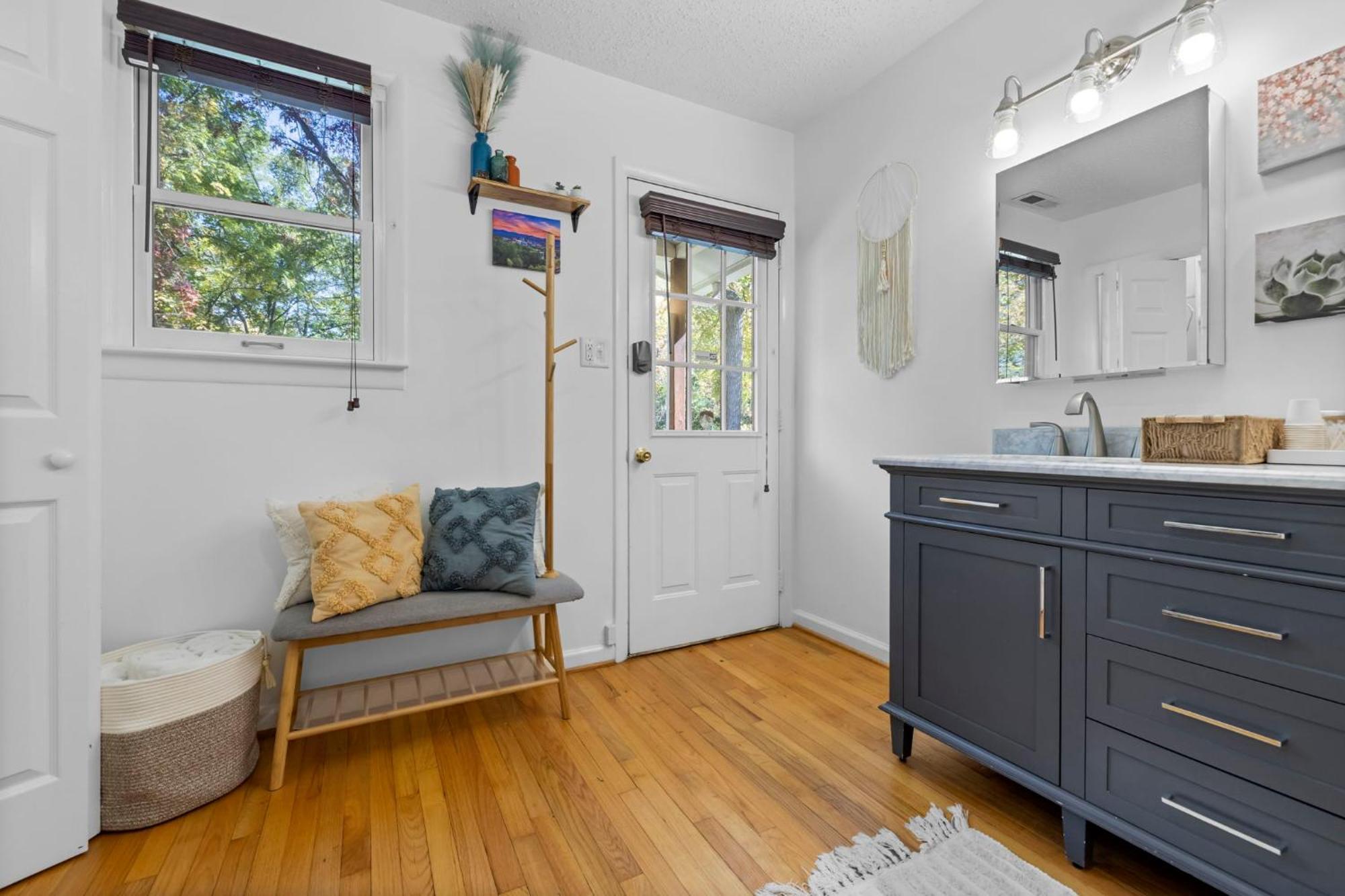Homestay 1 Bedroom 5 Min Downtown W/hot Tub & Pool!