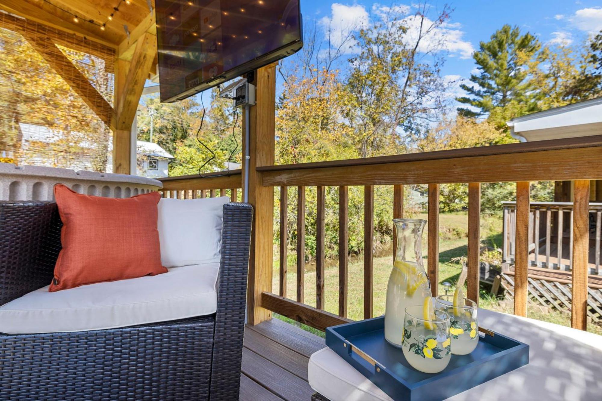1 Bedroom 5 Min Downtown W/hot Tub & Pool! Homestay