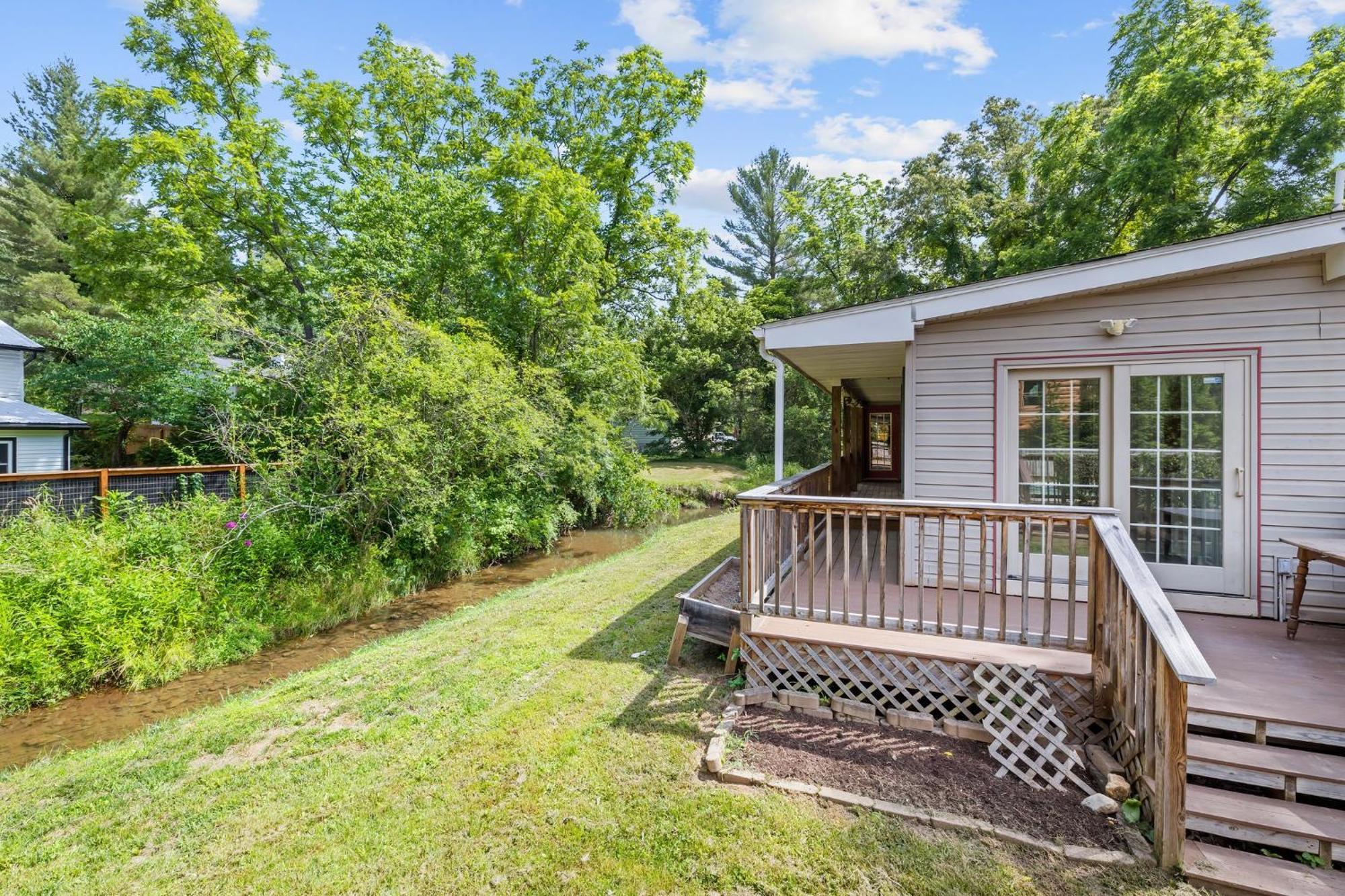Homestay 1 Bedroom 5 Min Downtown W/hot Tub & Pool!