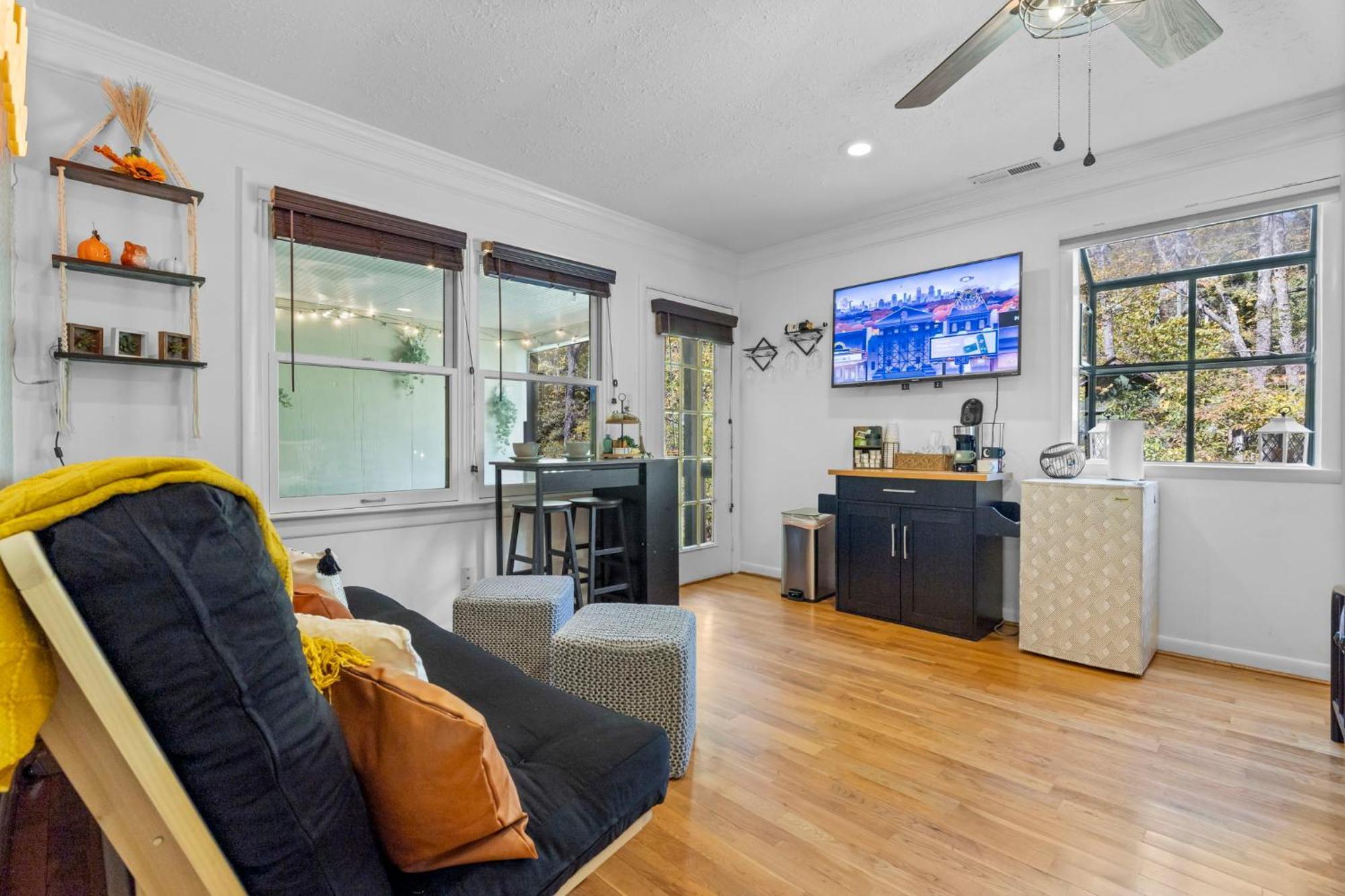 1 Bedroom 5 Min Downtown W/hot Tub & Pool!