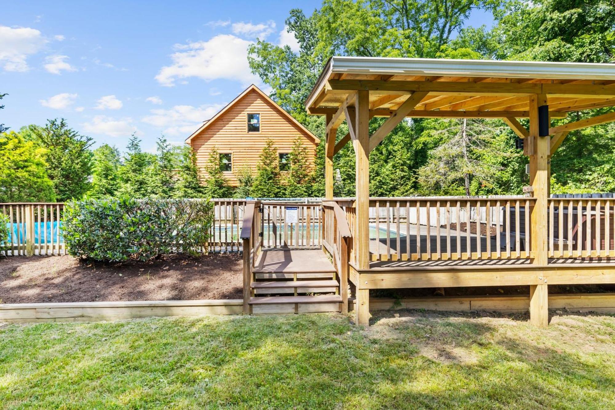 1 Bedroom 5 Min Downtown W/hot Tub & Pool! Homestay