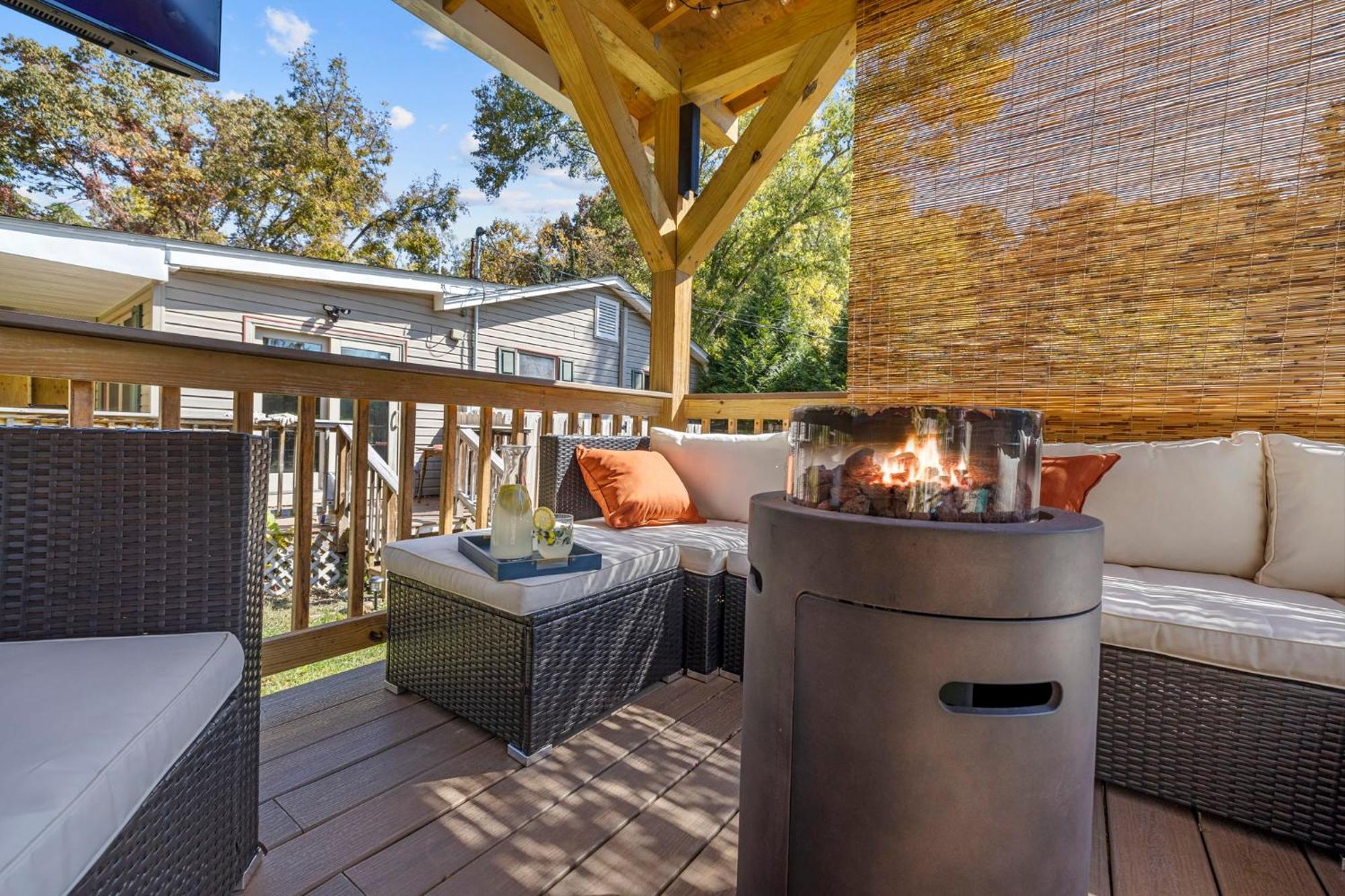 1 Bedroom 5 Min Downtown W/hot Tub & Pool! Homestay *