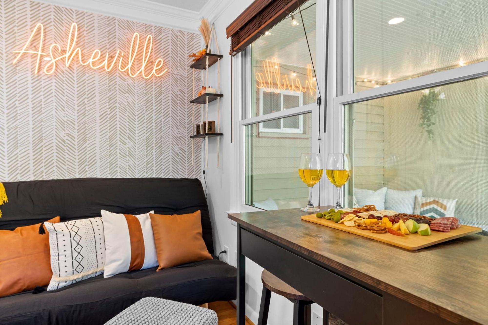 1 Bedroom 5 Min Downtown W/hot Tub & Pool! Asheville