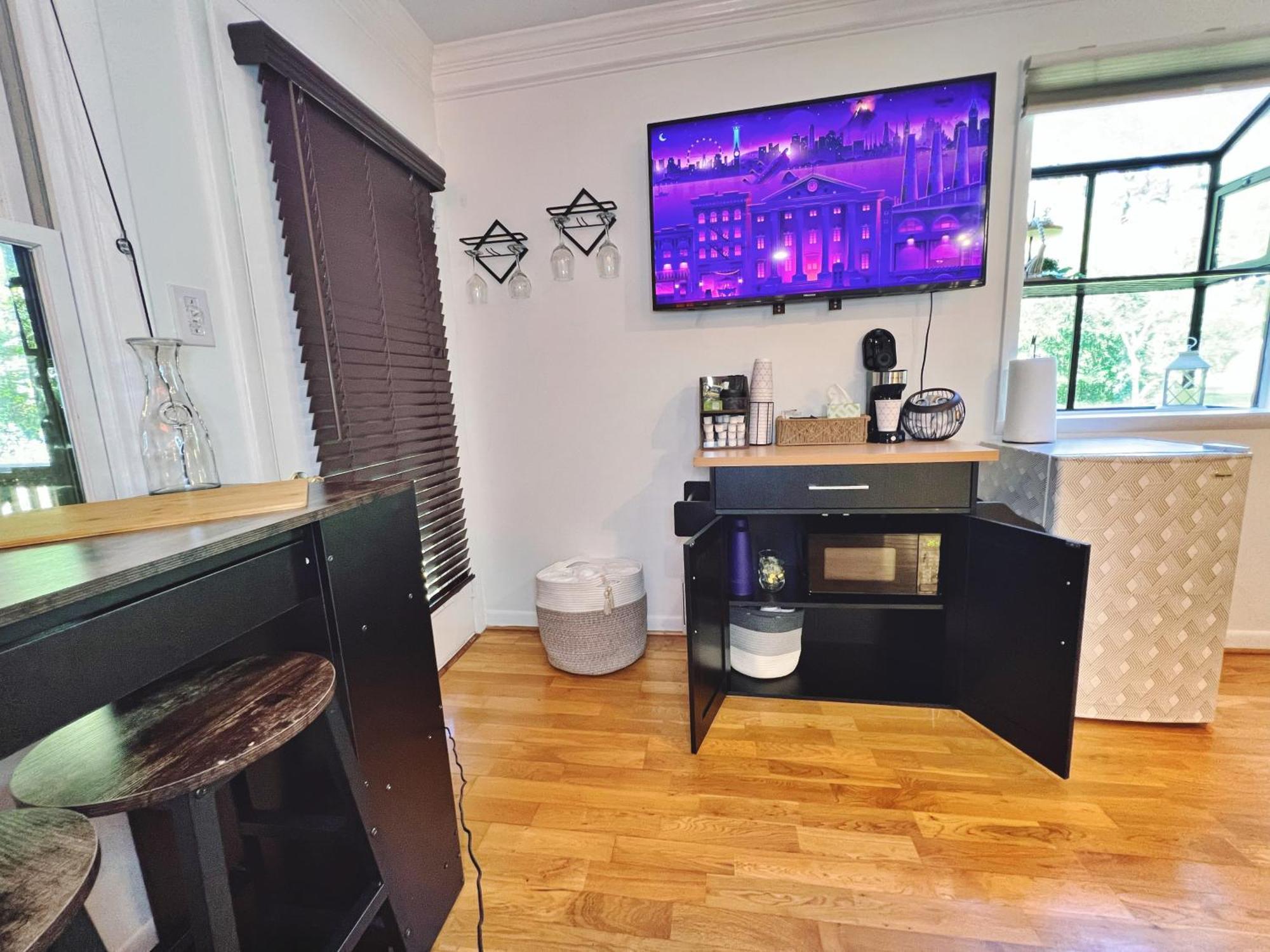 1 Bedroom 5 Min Downtown W/hot Tub & Pool! Homestay