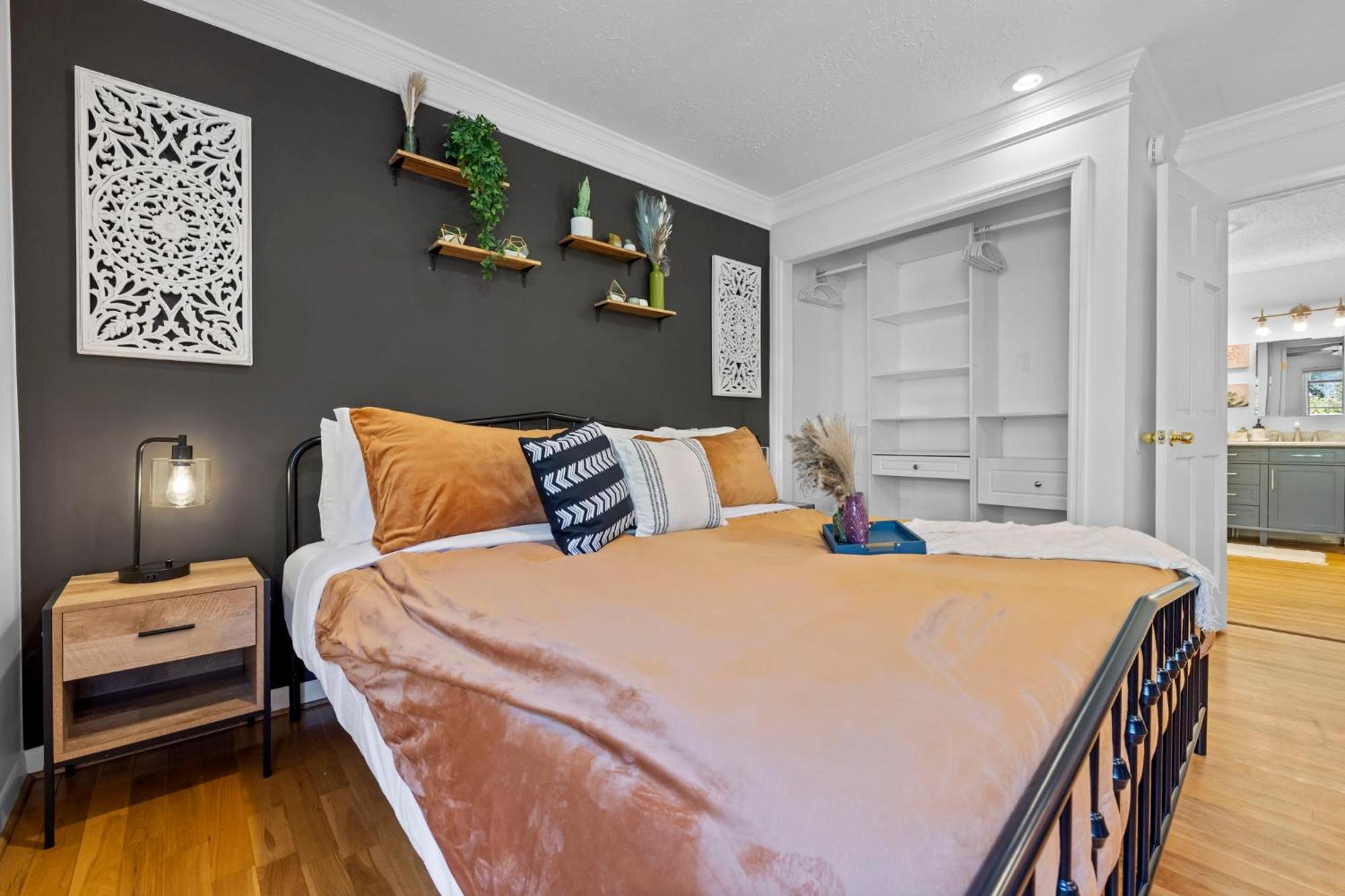 1 Bedroom 5 Min Downtown W/hot Tub & Pool! Homestay *