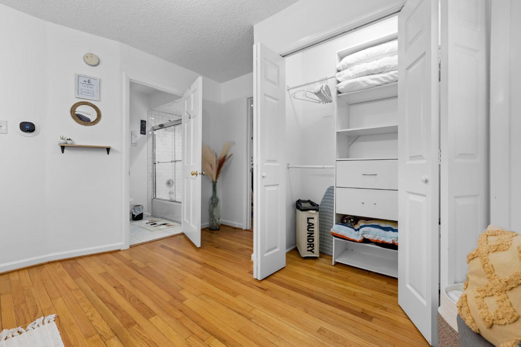 1 Bedroom 5 Min Downtown W/hot Tub & Pool! * Asheville