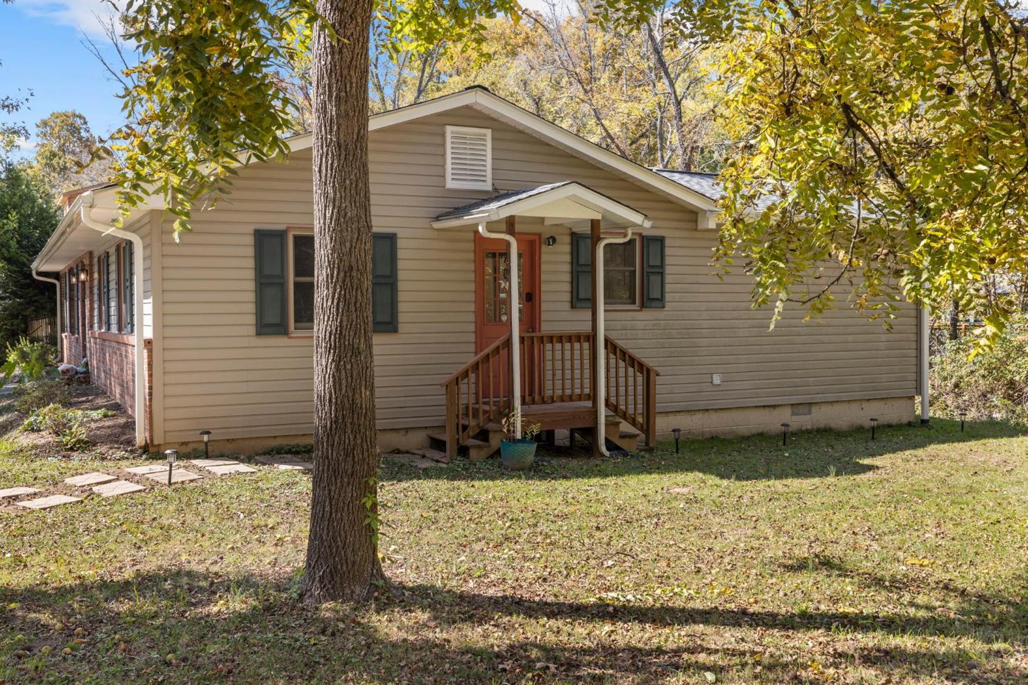 1 Bedroom 5 Min Downtown W/hot Tub & Pool! Homestay
