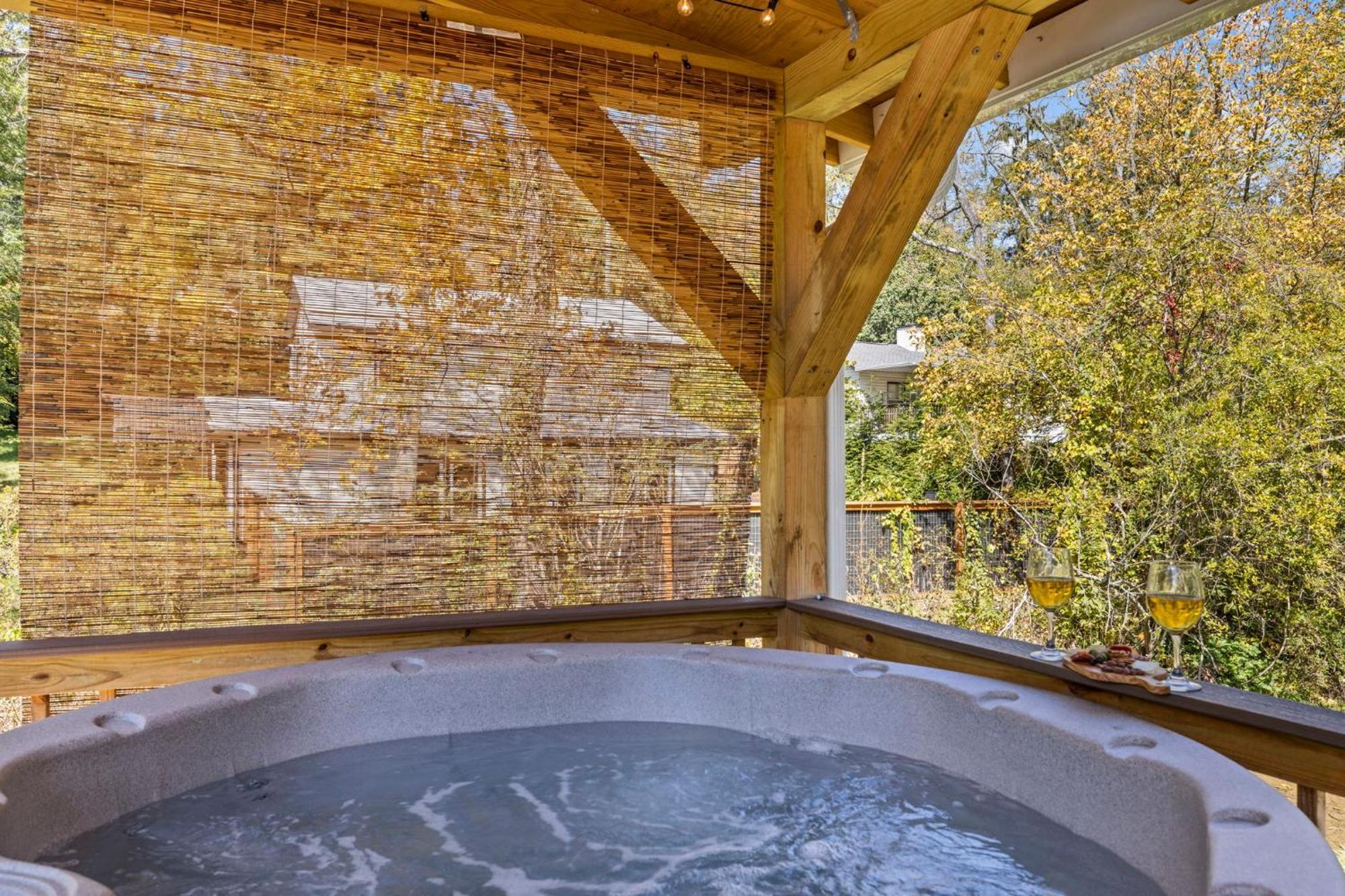 1 Bedroom 5 Min Downtown W/hot Tub & Pool! Homestay Asheville