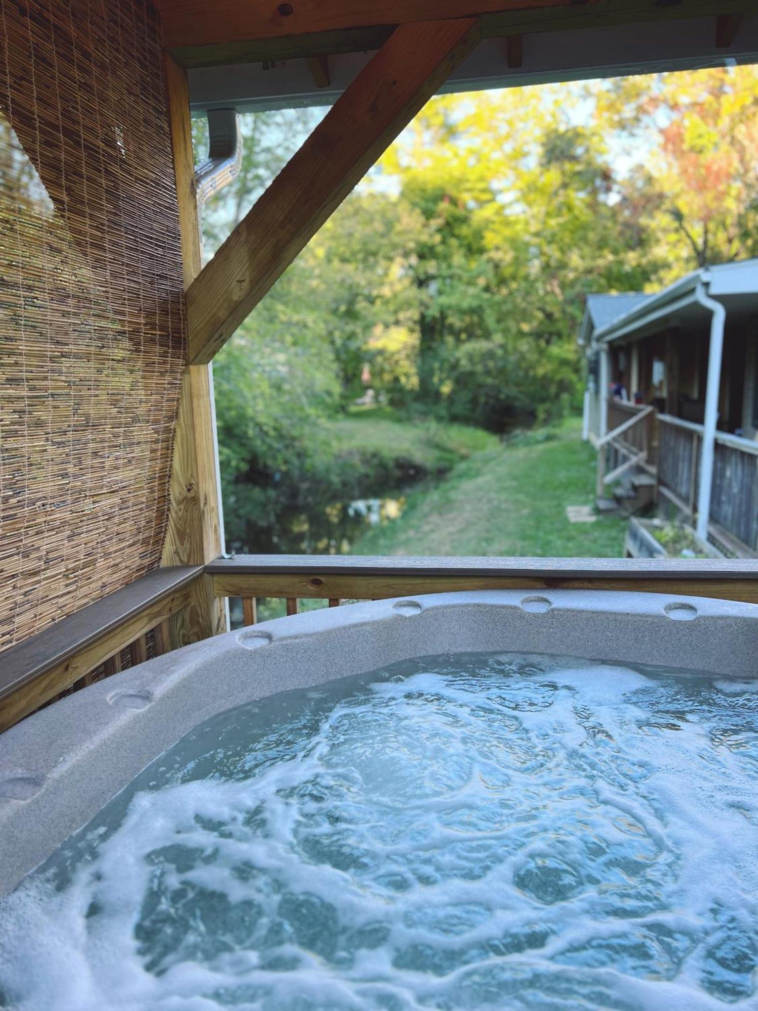 Homestay 1 Bedroom 5 Min Downtown W/hot Tub & Pool! Asheville
