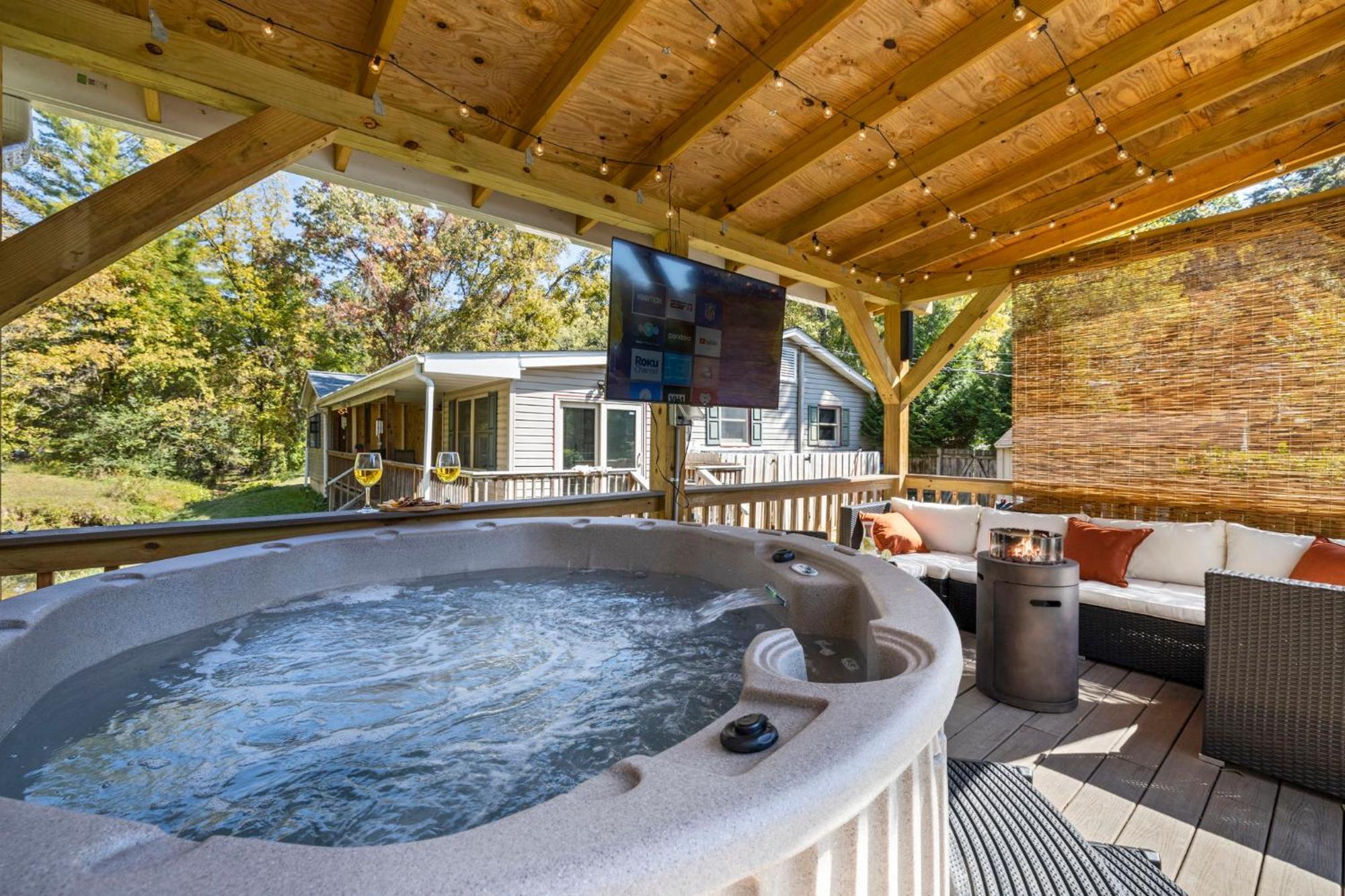 1 Bedroom 5 Min Downtown W/hot Tub & Pool! * Asheville