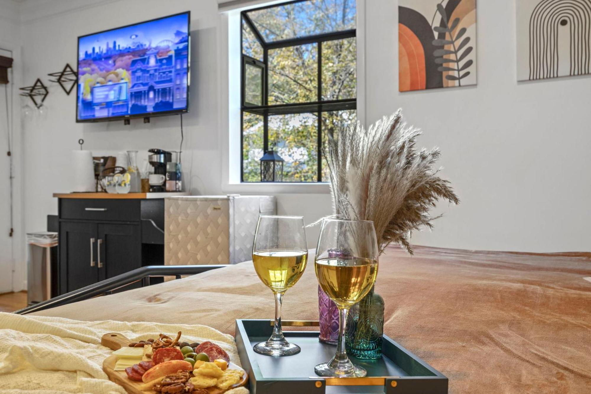 1 Bedroom 5 Min Downtown W/hot Tub & Pool! Homestay