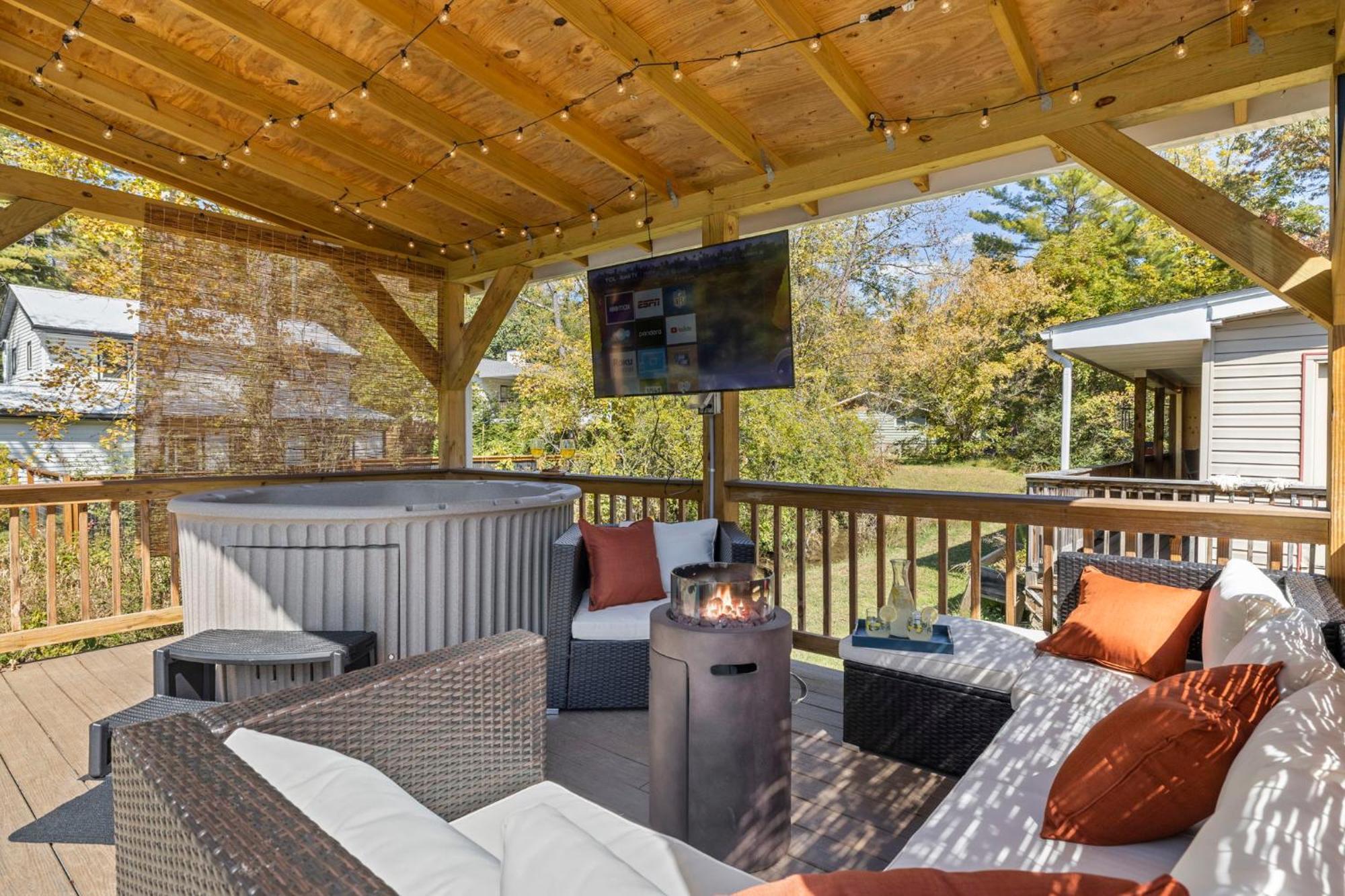1 Bedroom 5 Min Downtown W/hot Tub & Pool! Homestay *