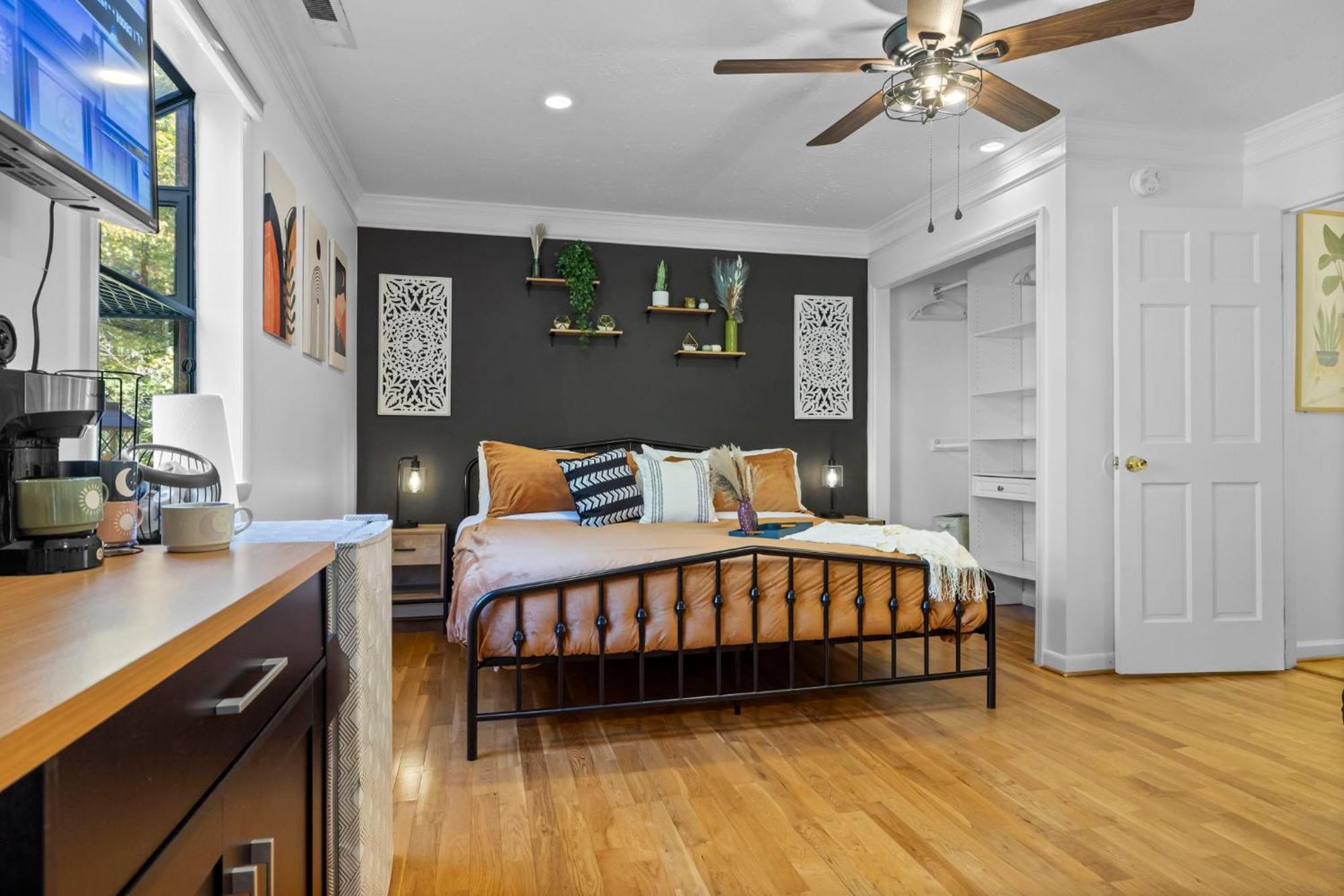 1 Bedroom 5 Min Downtown W/hot Tub & Pool! Homestay Asheville