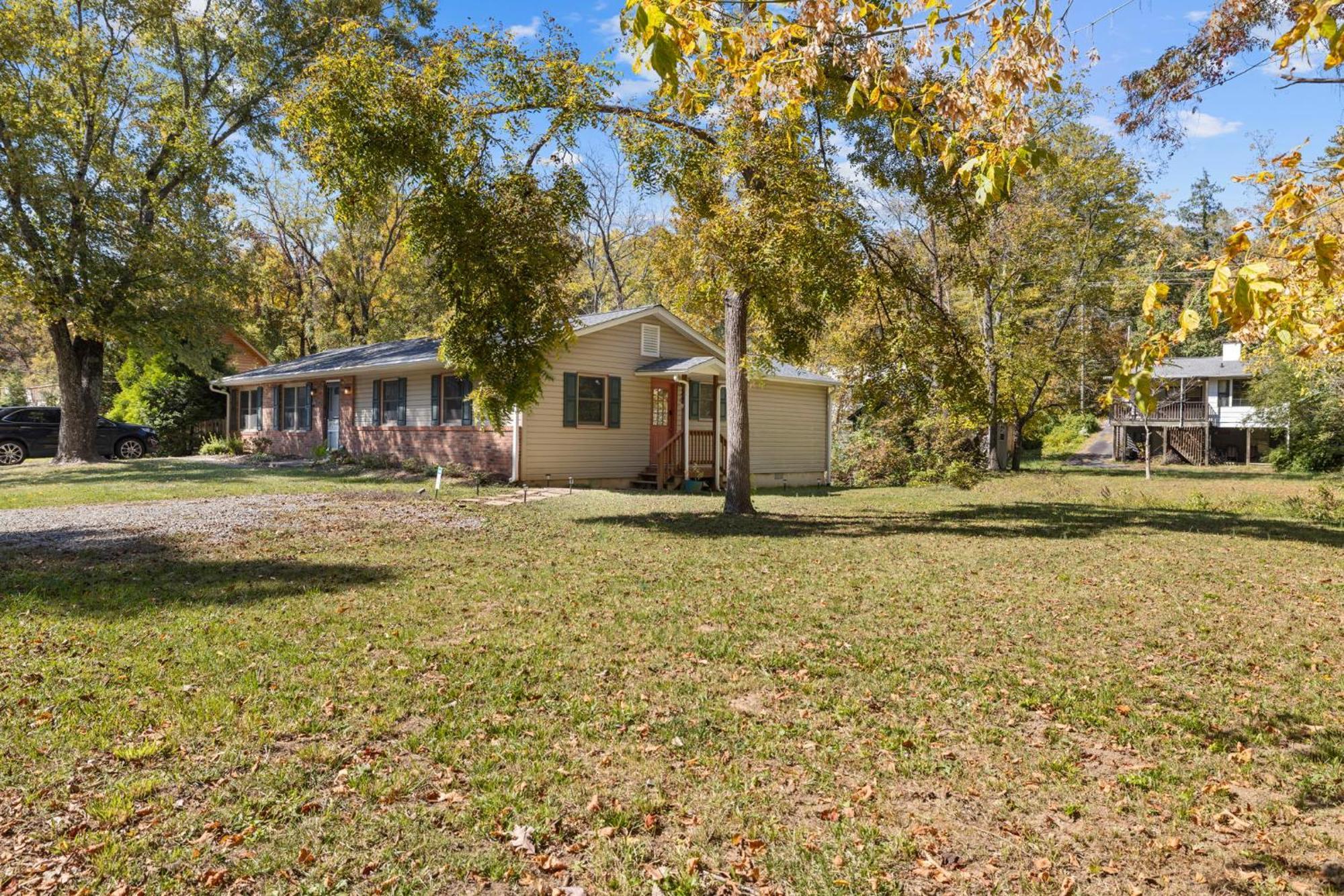 1 Bedroom 5 Min Downtown W/hot Tub & Pool! Homestay