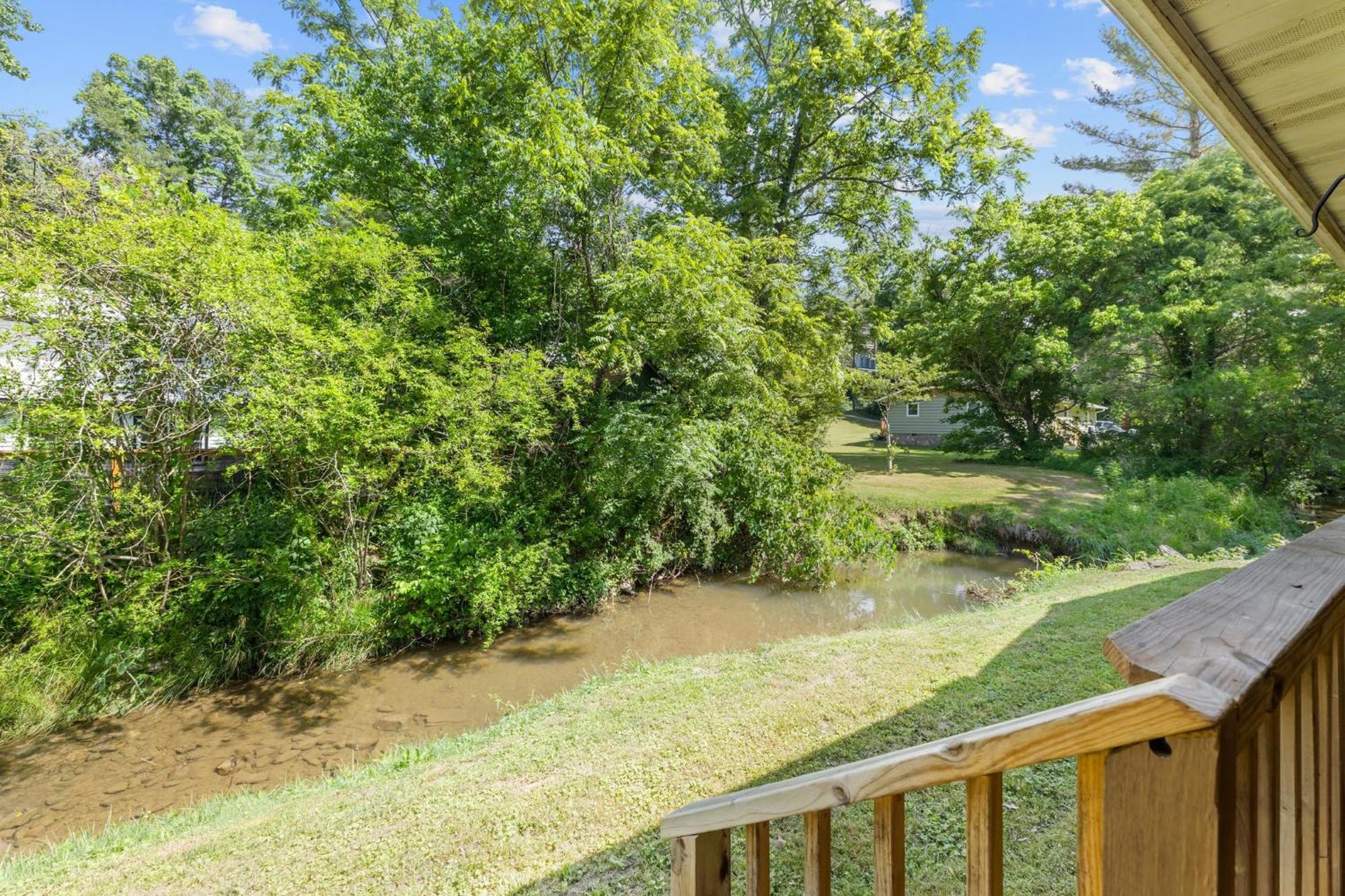 Homestay 1 Bedroom 5 Min Downtown W/hot Tub & Pool!