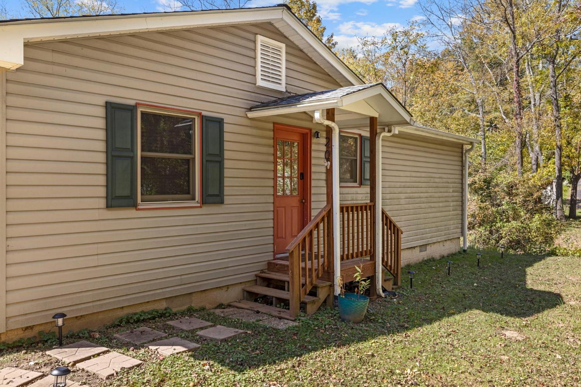 1 Bedroom 5 Min Downtown W/hot Tub & Pool! Asheville