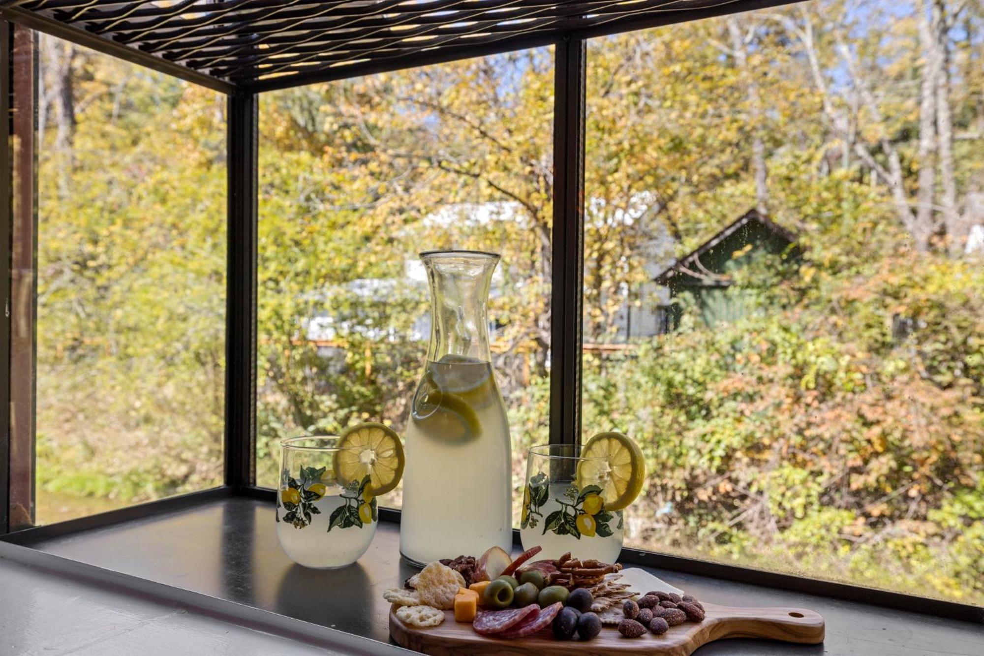 1 Bedroom 5 Min Downtown W/hot Tub & Pool! Homestay