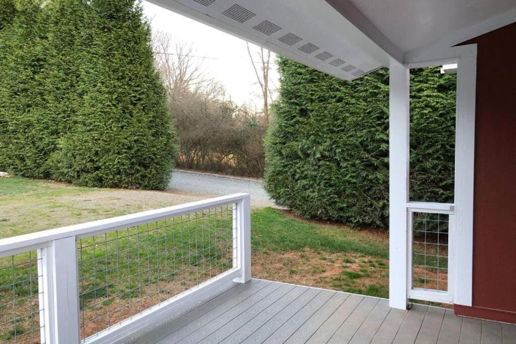 The At Wolfehaven Holiday home Asheville