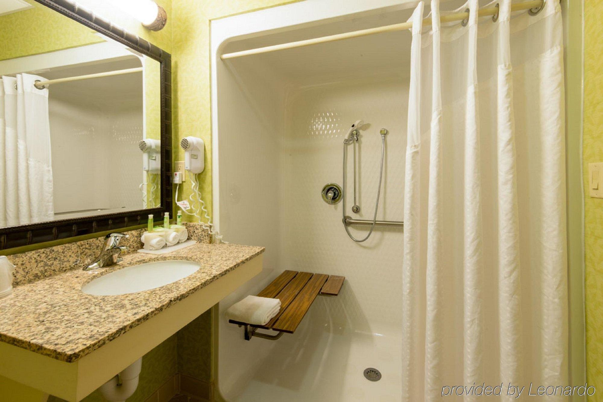 Hotel Holiday Express & Sw - Outlet Ctr Area By Ihg 2*